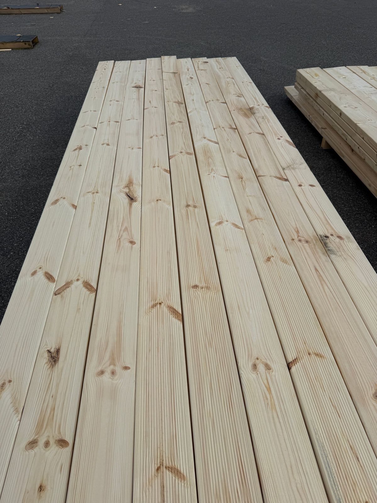 Paket Obehandlad Rillad Trall 28x120mm Furu 3,60m – 117st (Andra Sortering)
