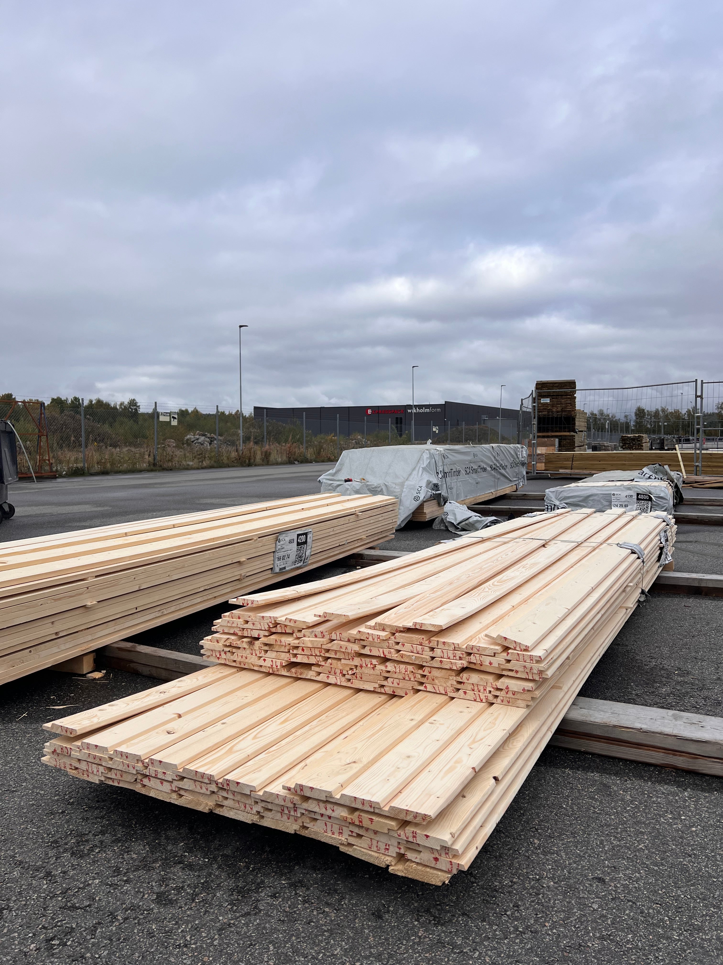 Paket Falsad Spårpanel 22x120mm 110st 3.60–4.20m – Gran (B-sort)