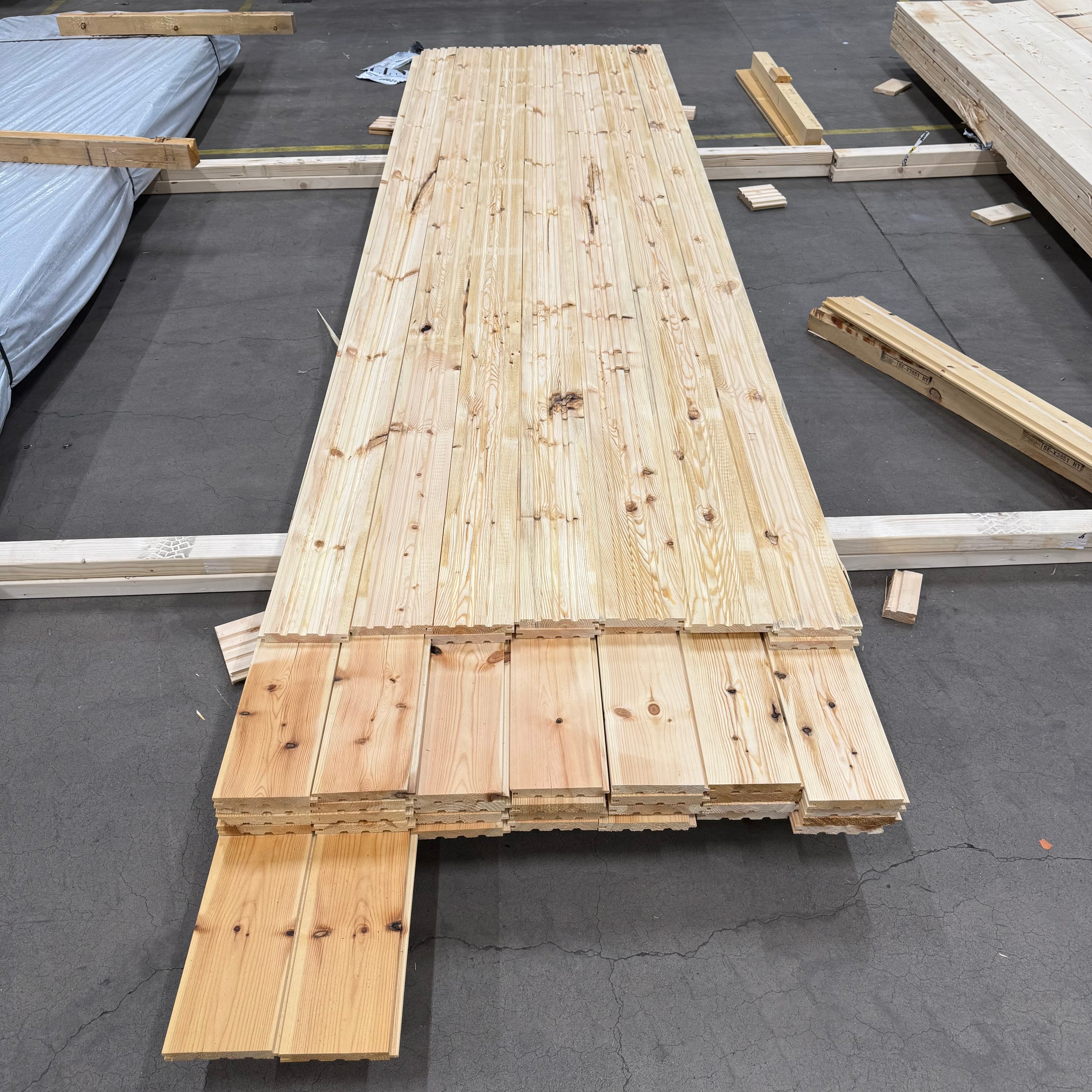 Paket Golvträ 22x148mm Furu med fas – 42 st (3,3–3,9 m, utskott)