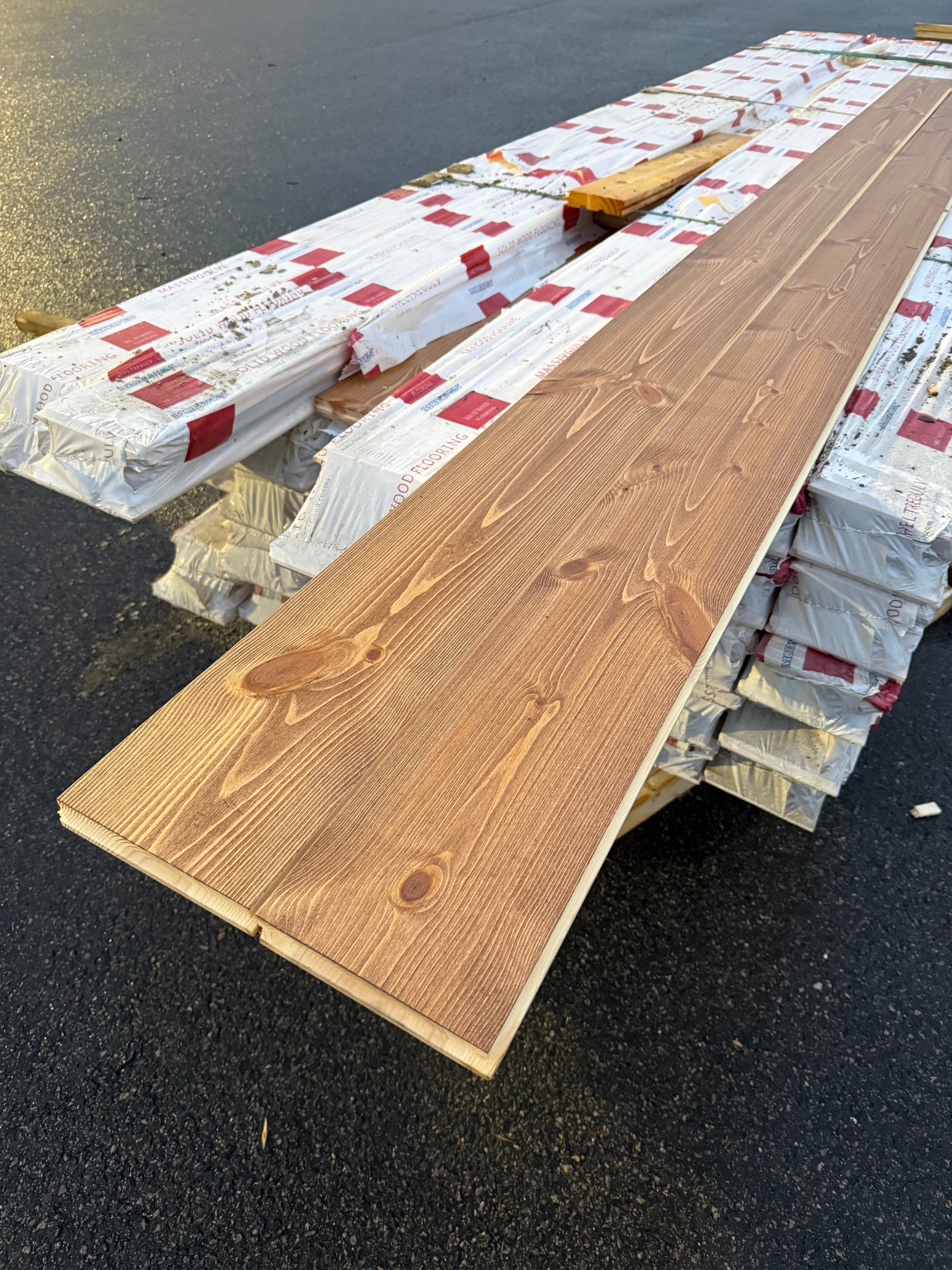 Massivt Golv 25x162 mm Borstad Cognac (Ekonomi Furu, Moelven) - Per bunt