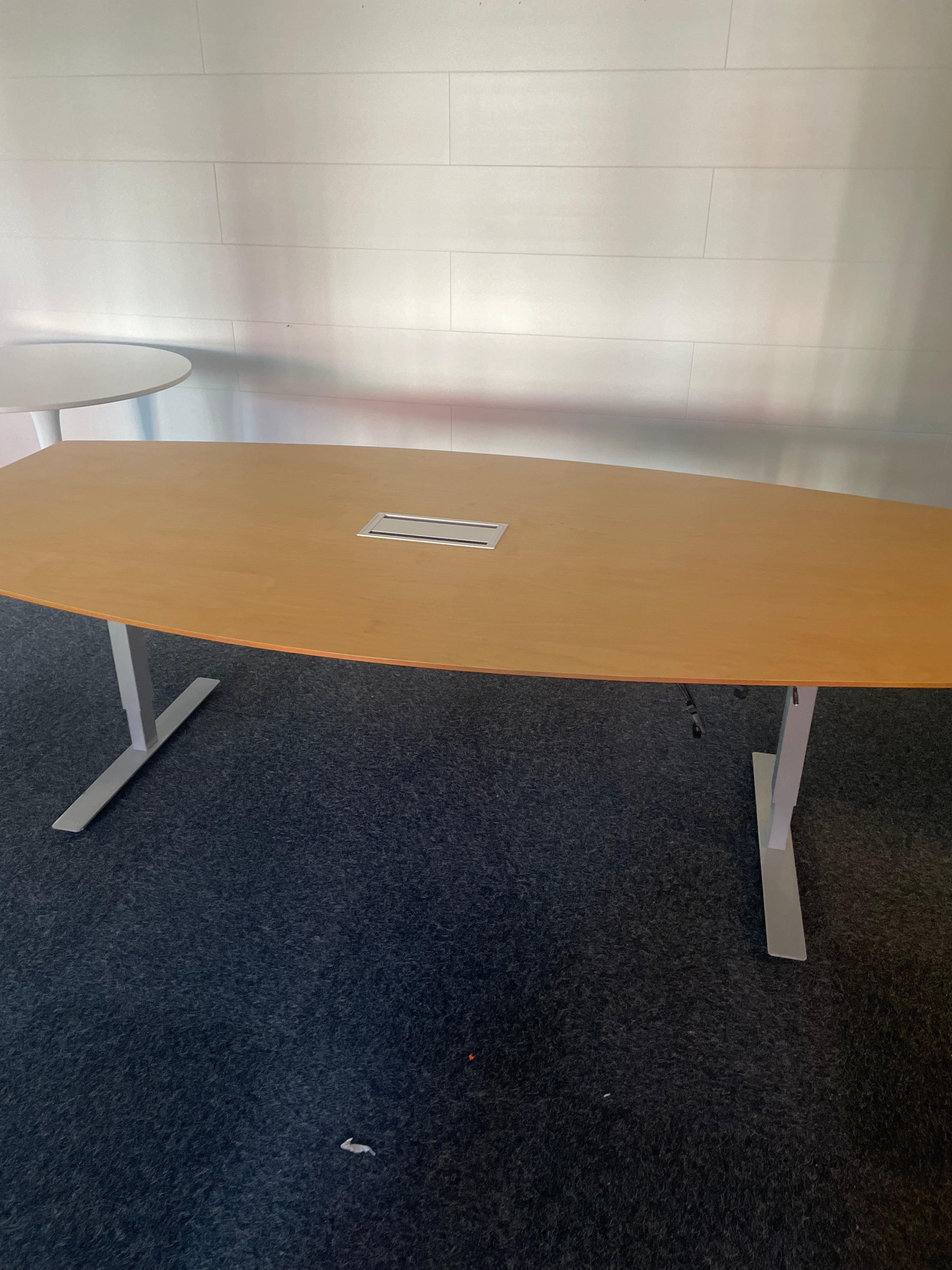 Konferensbord med 8 klädda stolar