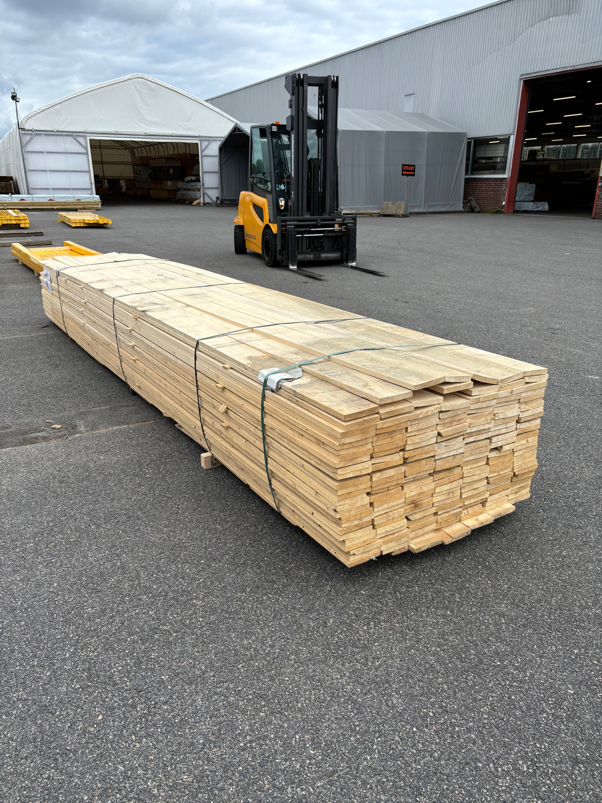 Paket Finsågade Brädor 22x145 mm – 5,10–5,40 m (B-sortering)