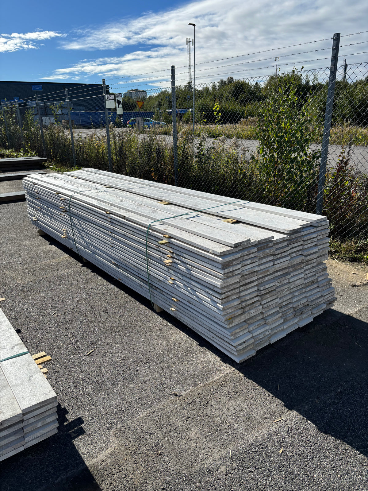Paket Finsågade Brädor 22x145mm 3,90m 148st Grundmålade