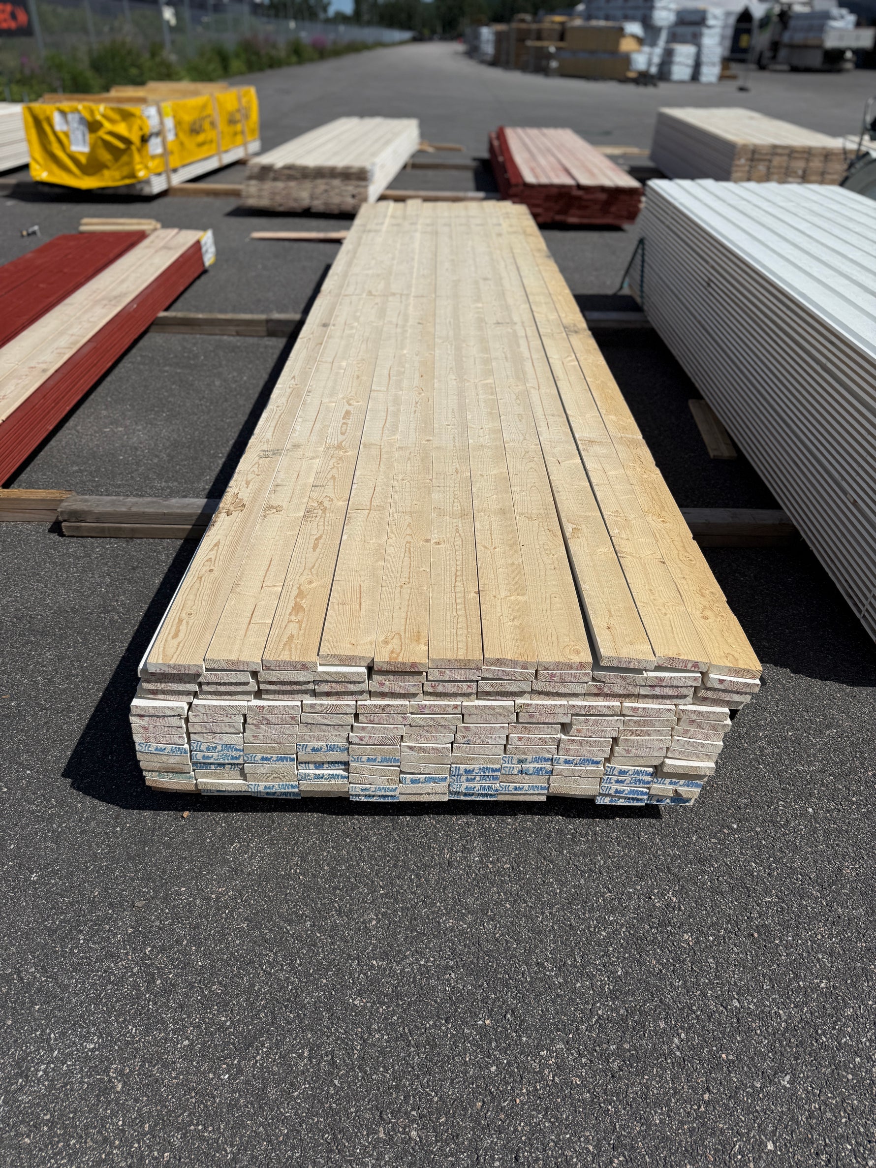 Paket Finsågade Brädor 22x95mm, 160st 4.50-4.80m Grundmålad