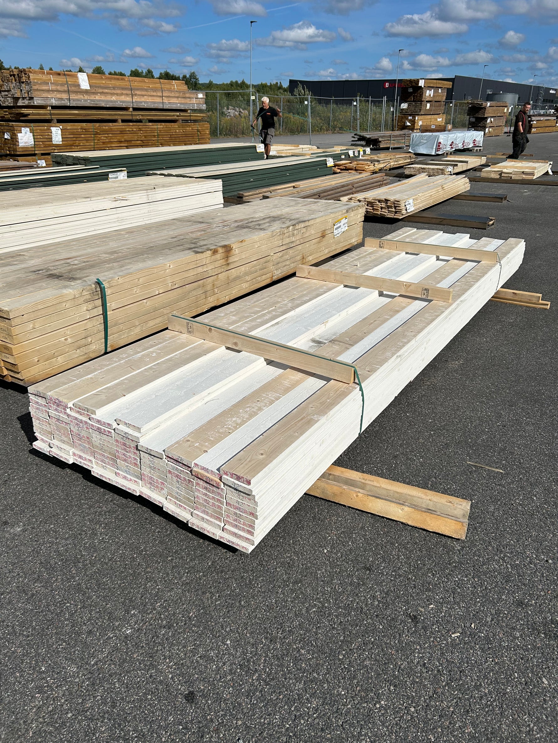 Paket Finsågade Brädor 22x120mm 4.20m 94st Grundmålade