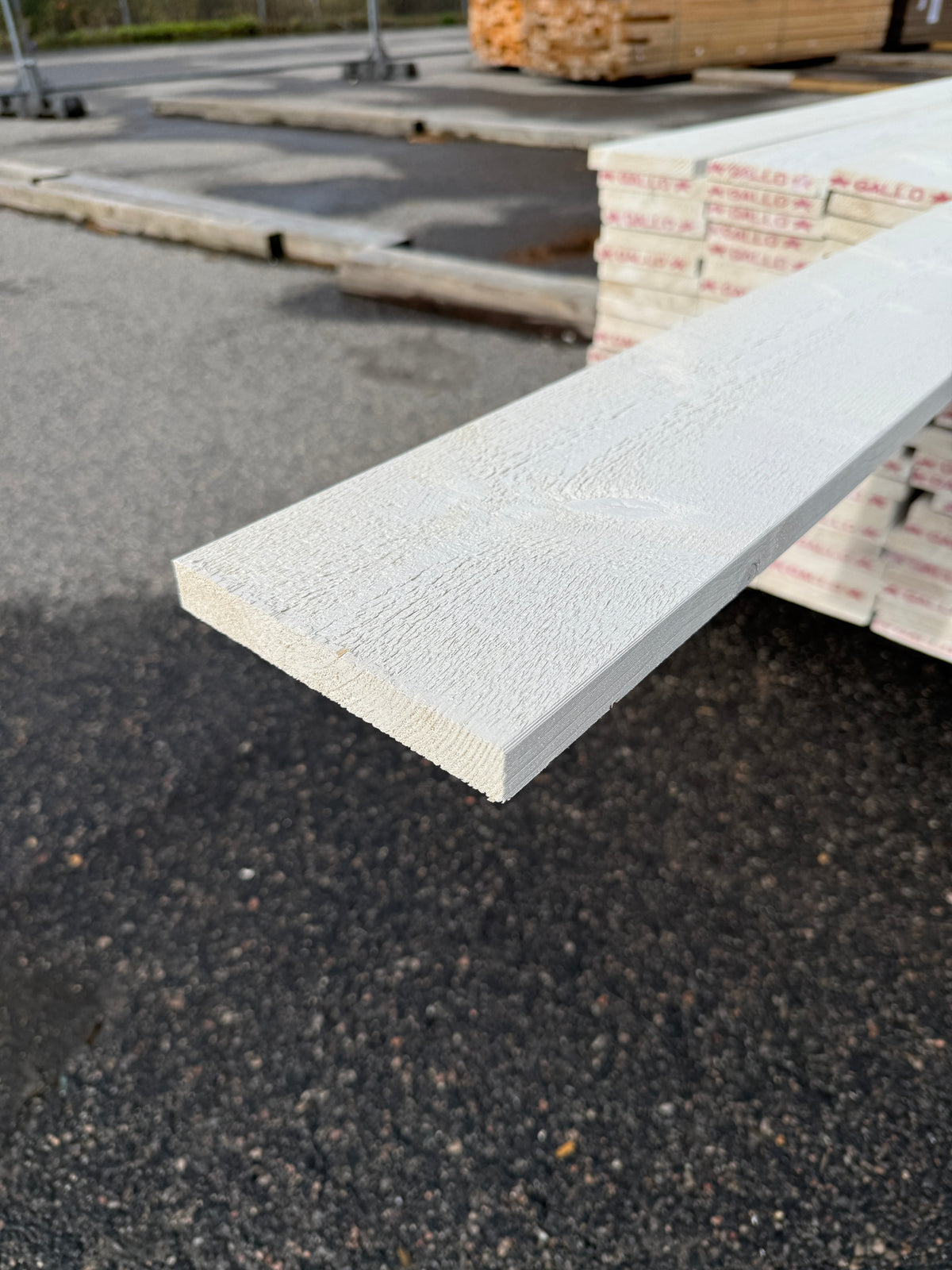 Finsågade Brädor 22x145mm 4,50m – Grundmålade (Säljs per styck)