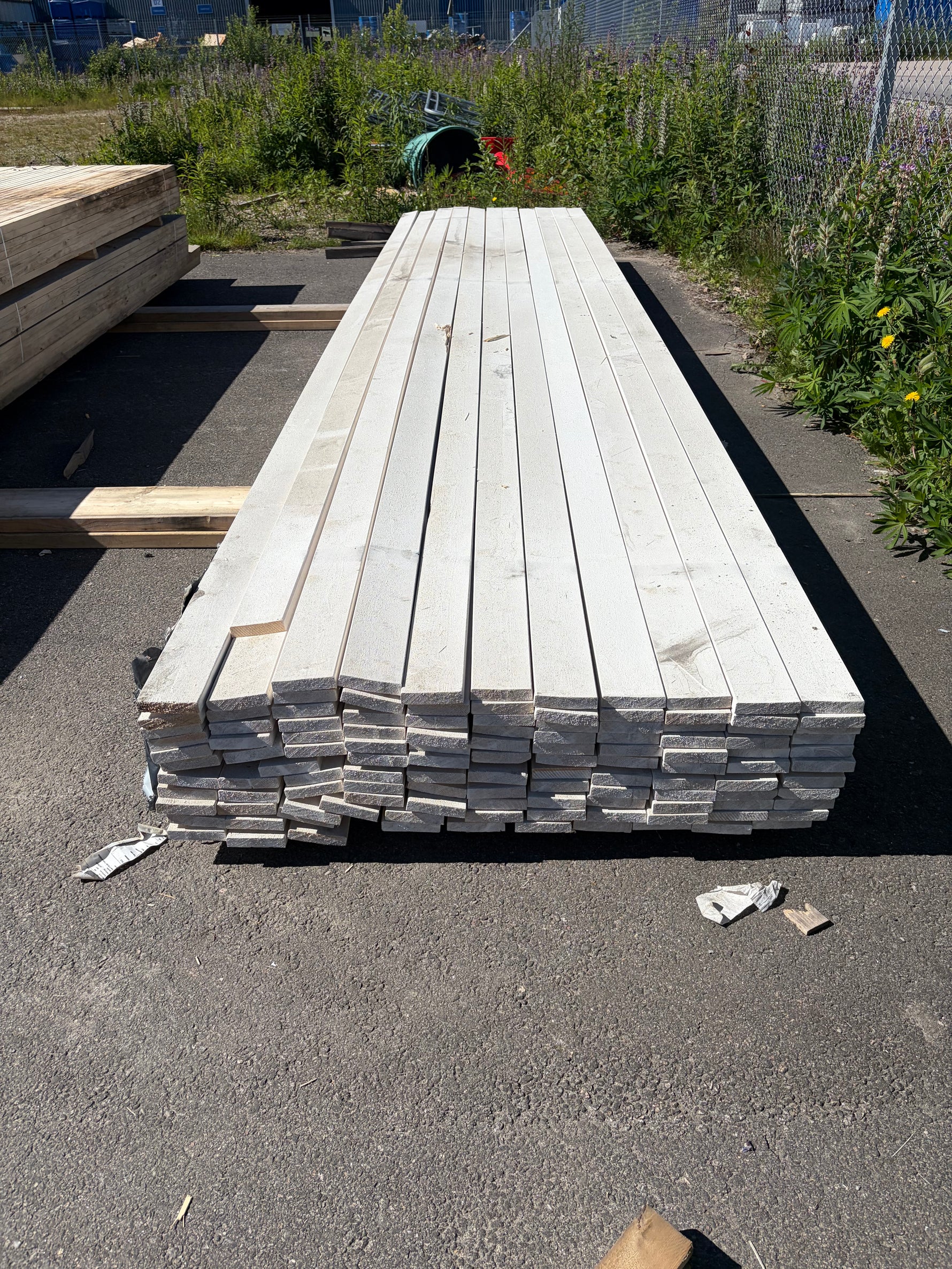 Paket Finsågade Brädor 22x95mm, 120st 5.20-5.40m Mellanstruken
