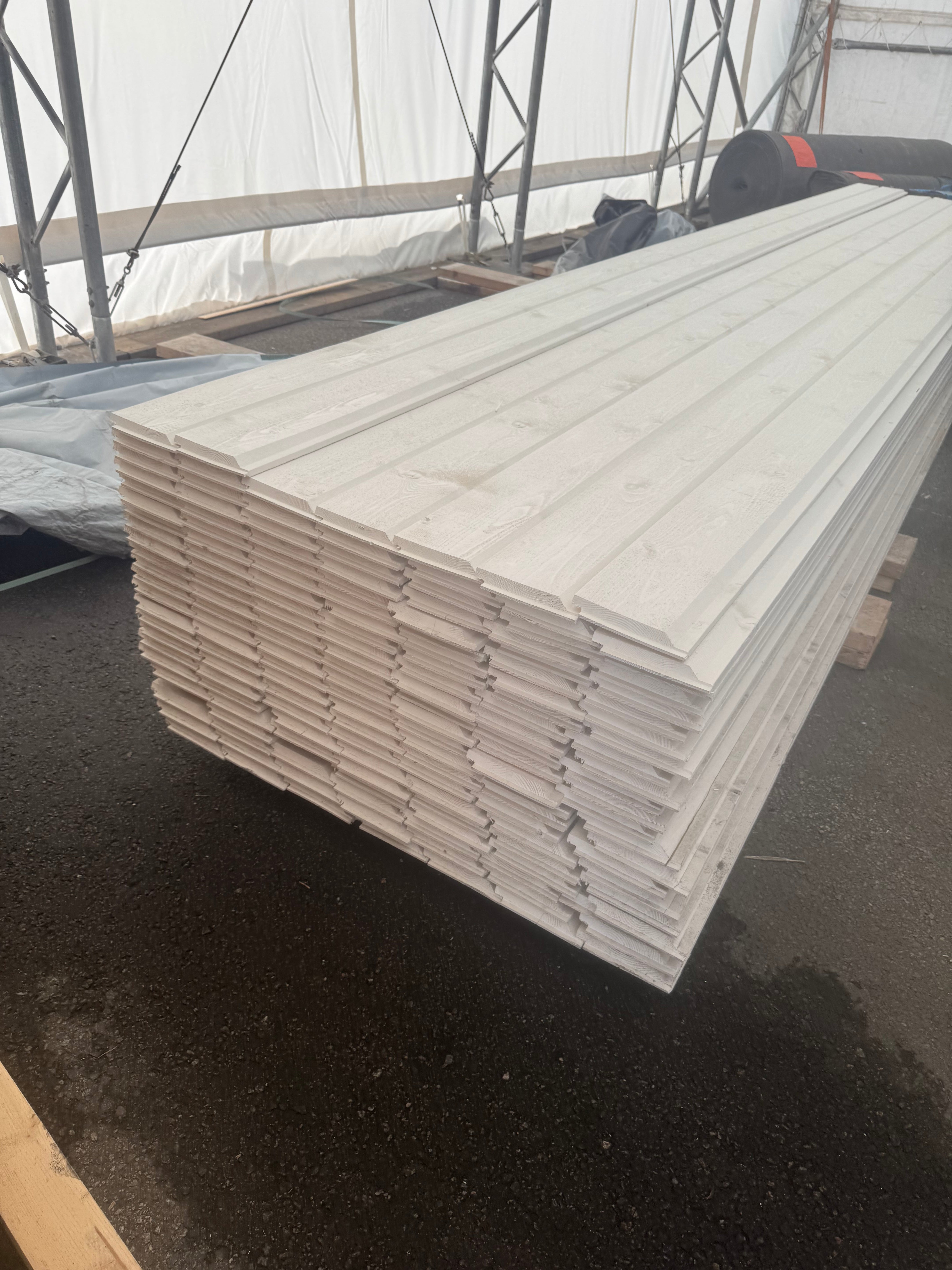 Paket Falsad Enkelfas 21x145 mm – 5,40 m – 156 st – Vit Grund + Mellanstruken (Alkydoljefärg)