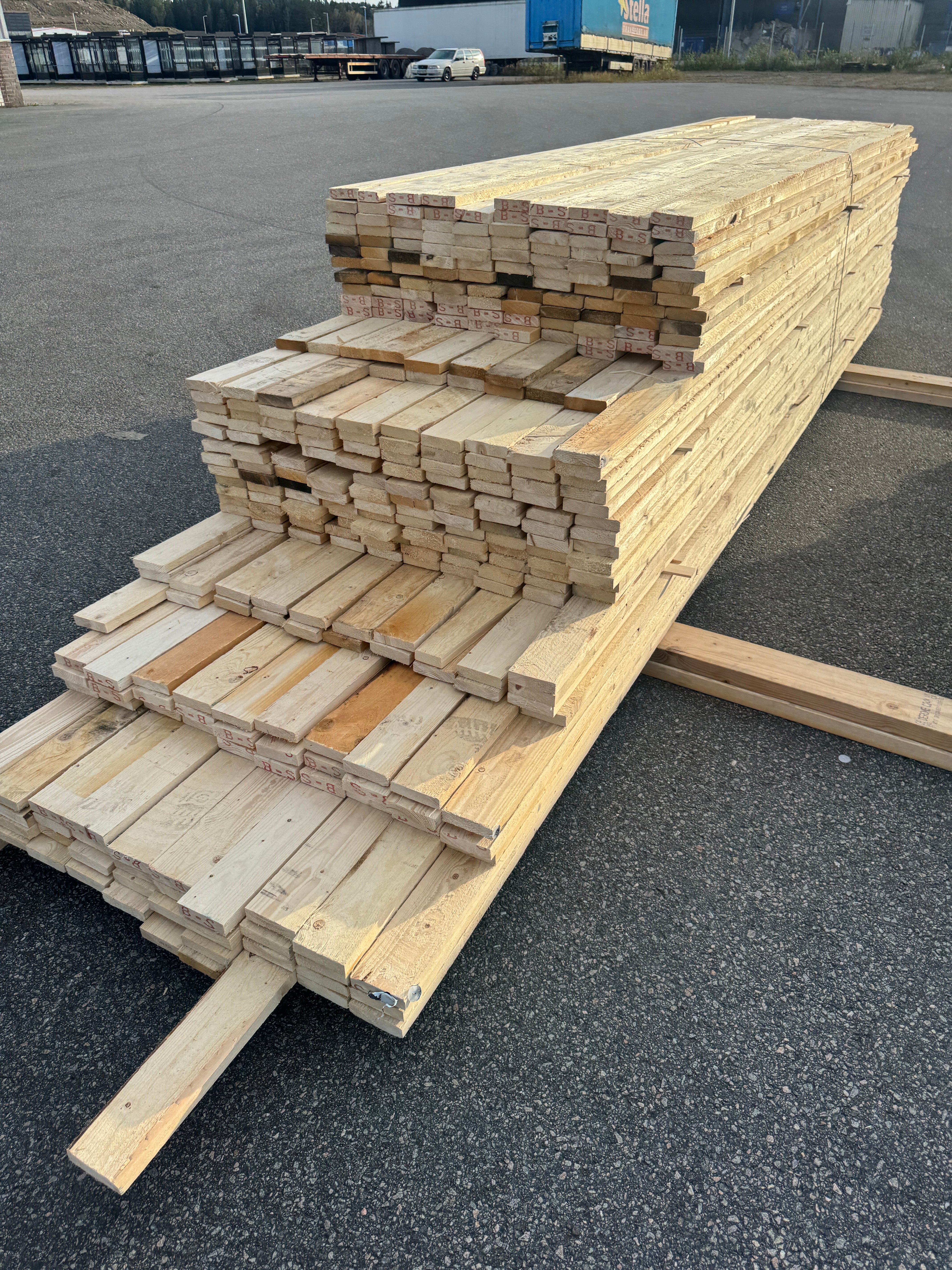 Paket Brädor 22x100mm Råsågad – 323 st (3,6–5,4 m, gran, obehandlad)