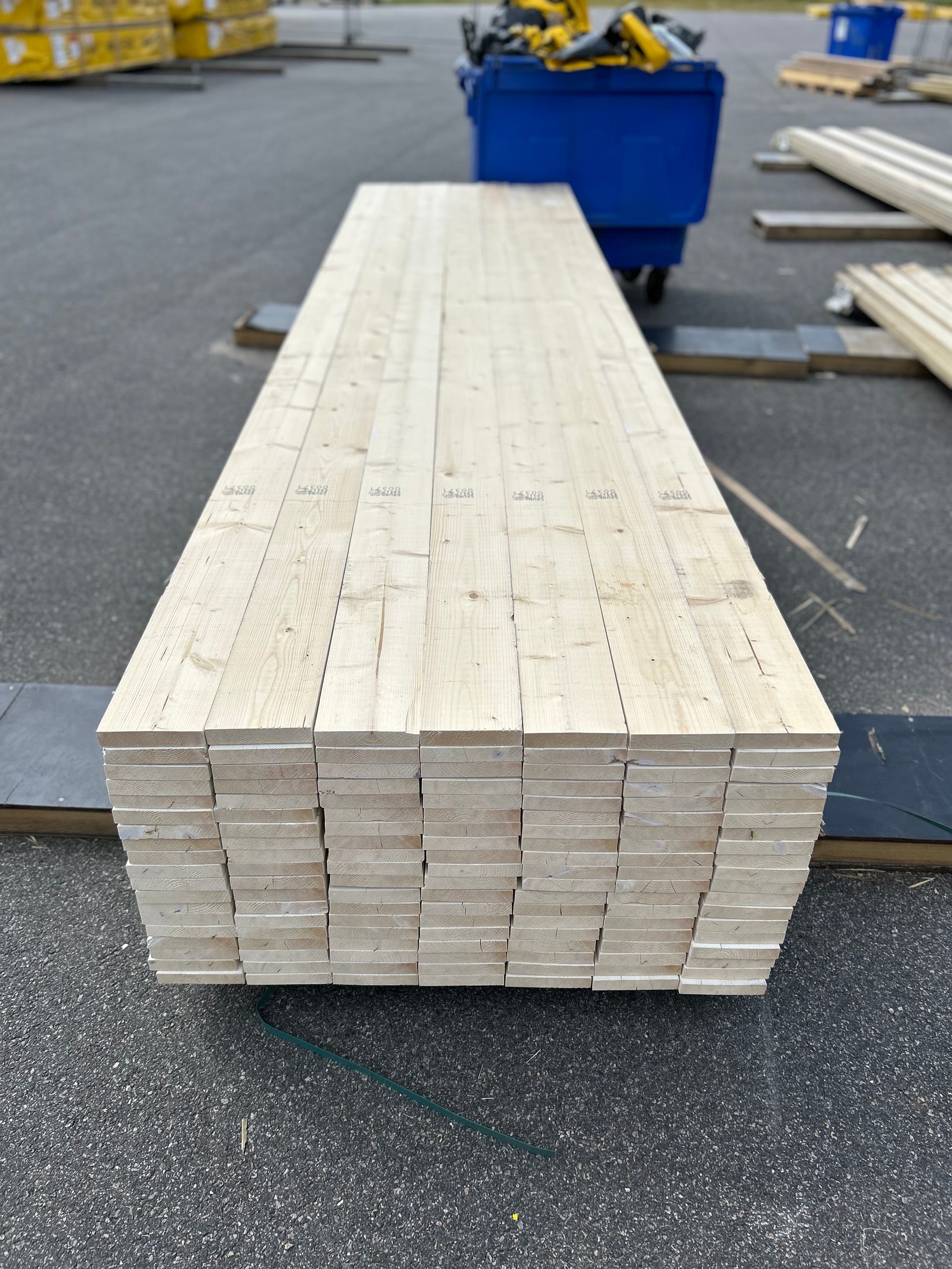 Paket Finsågade Brädor 28x145mm 133st 4.20m Grundmålad