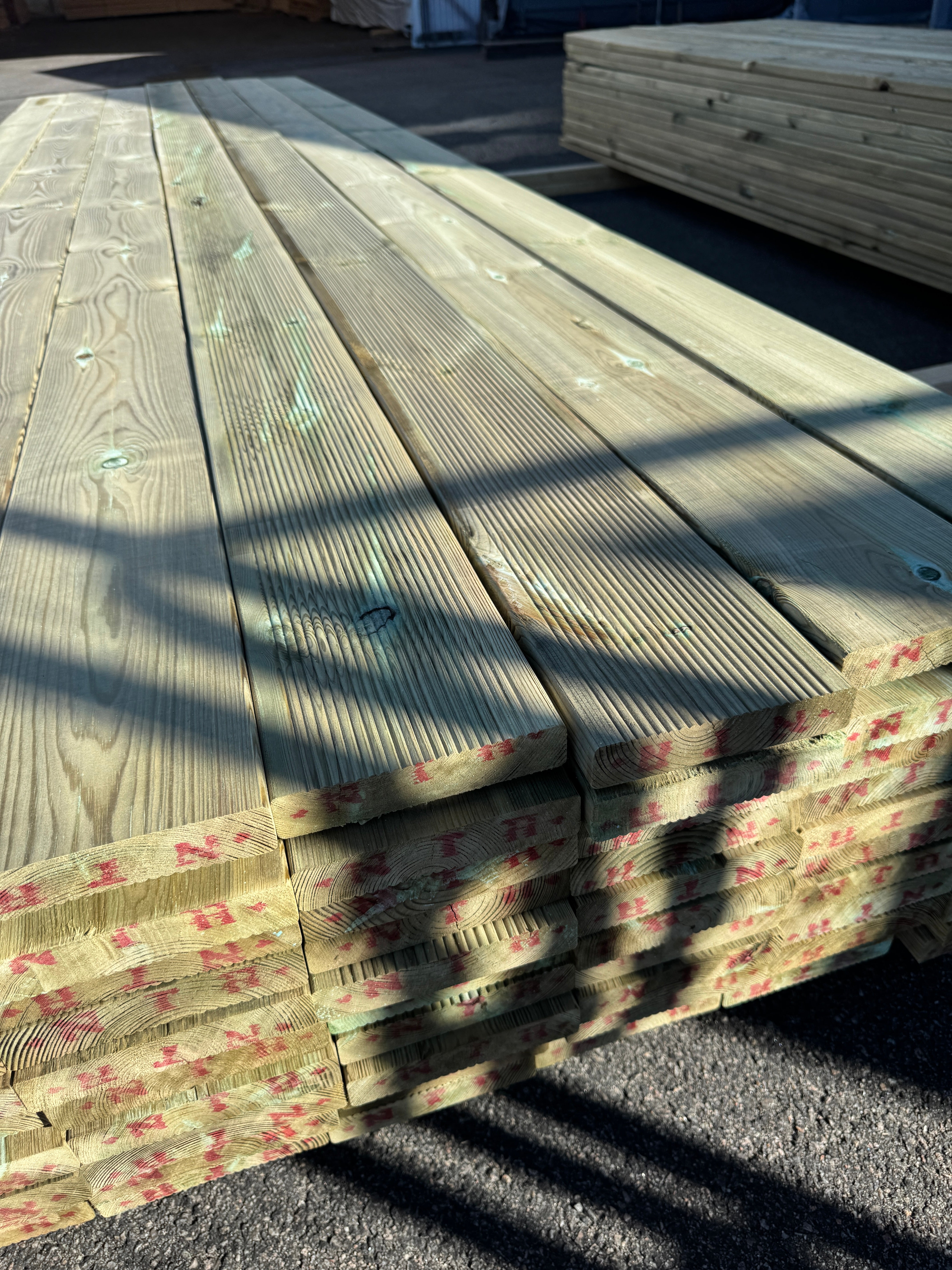 Paket Rillad Trall 28x145mm – 77 st (4,20 m, furu, NTR AB, B-sort)