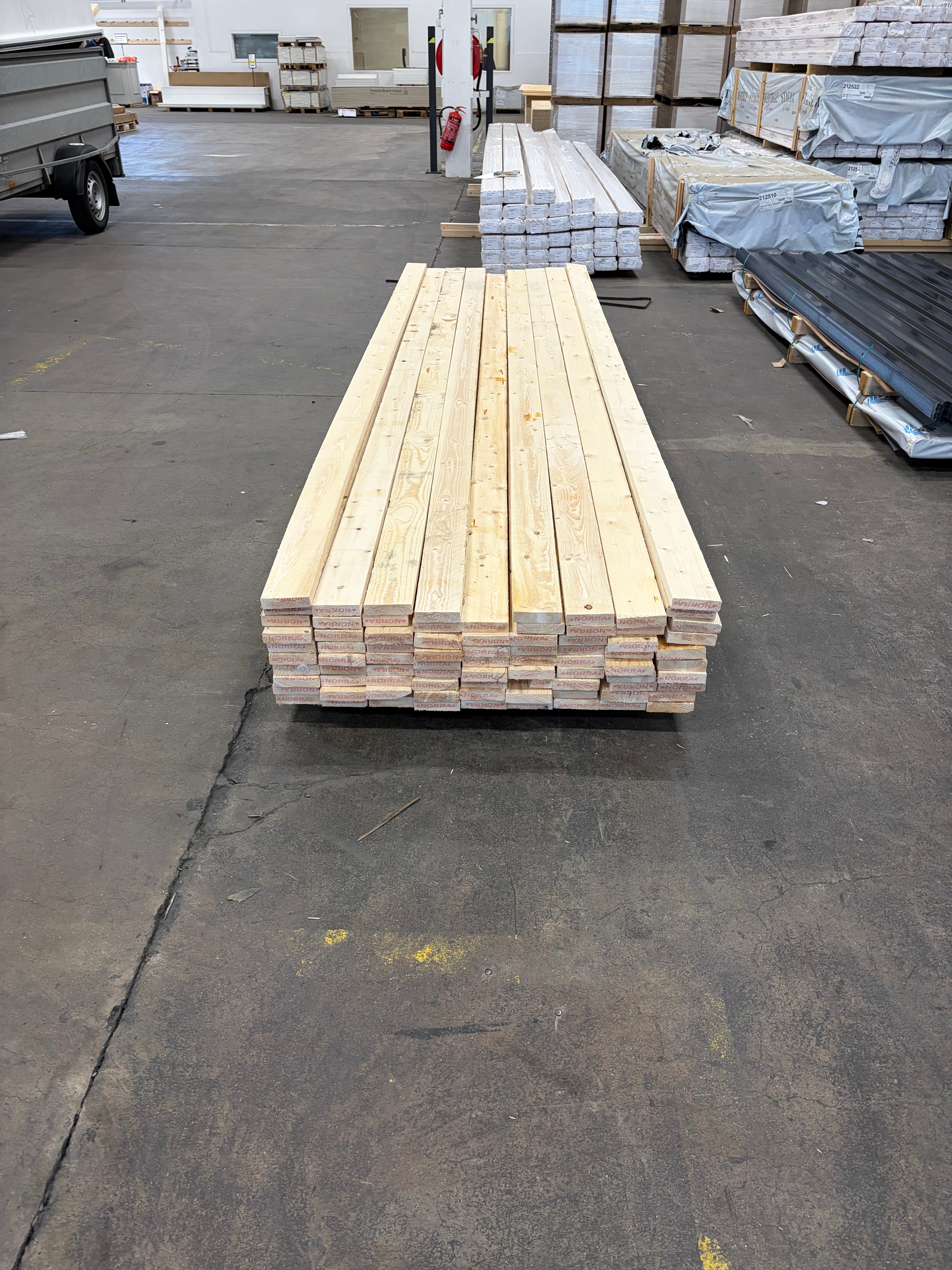 Paket Brädor Råsågade 25x100mm – 82st (3,60 m, Gran, Vankant/Bark)