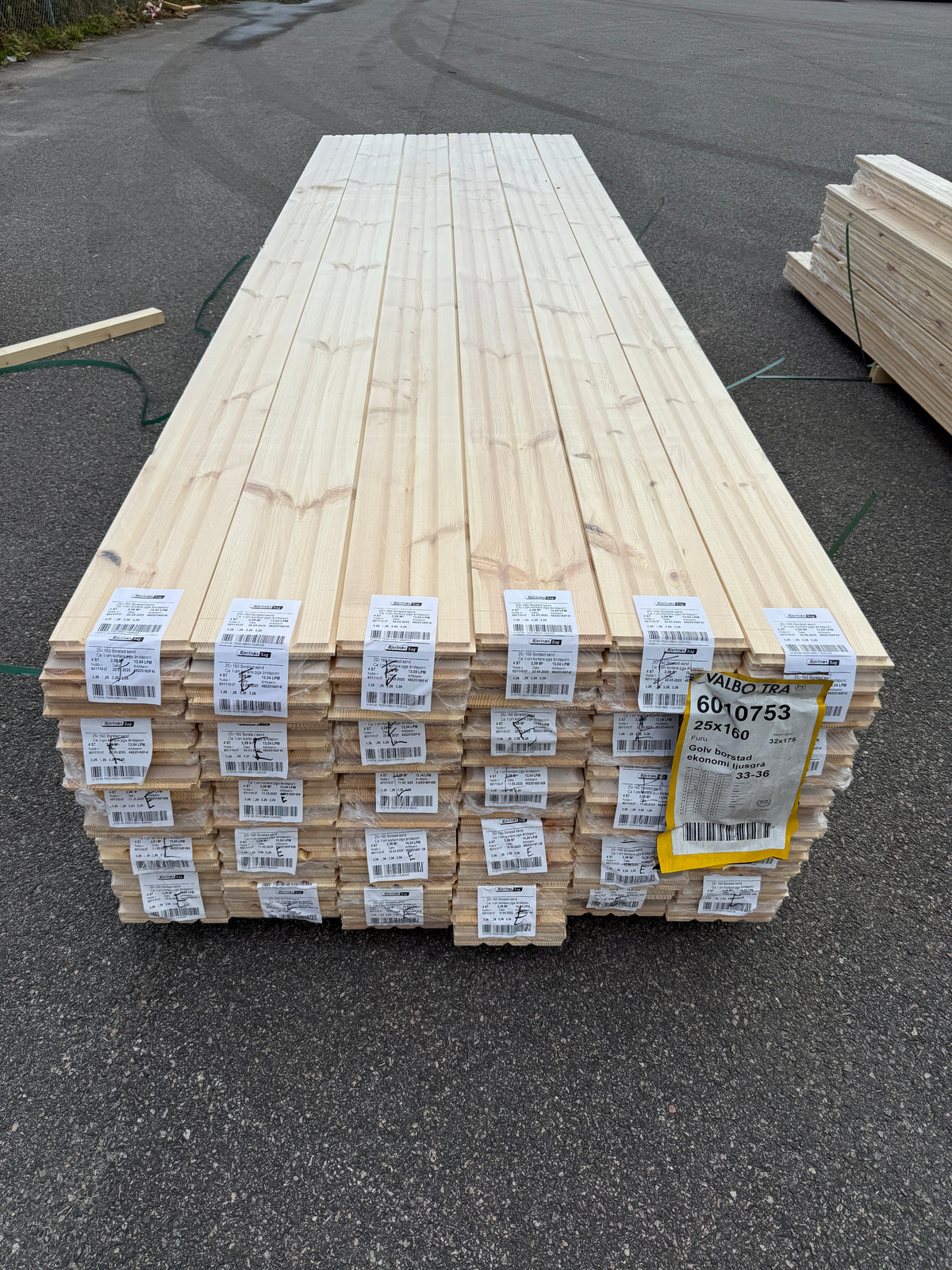 Parti Massivt Furugolv Borstad Ljusgrå Ekonomi 25x160 mm – ca 64,32 m²