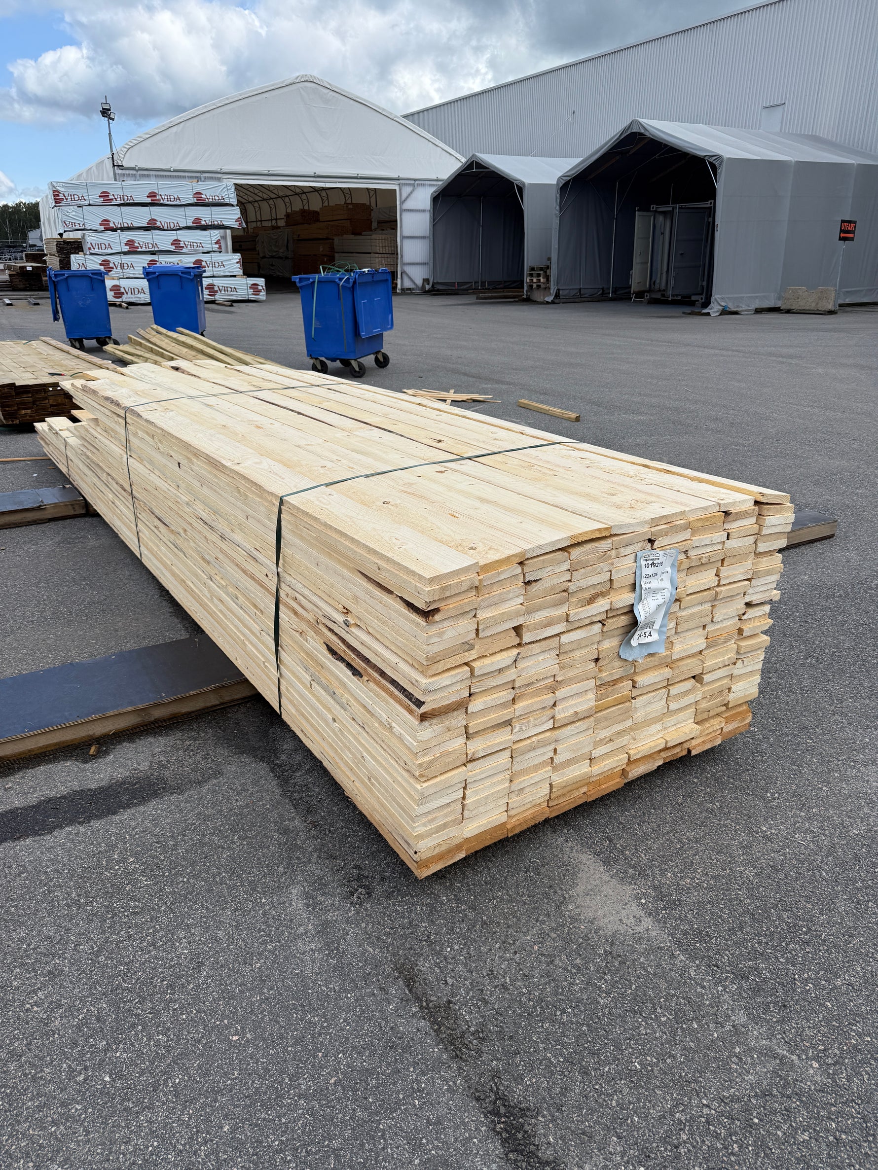 Paket Råsågade Brädor 22×125 mm – 261 st (2,40-5,40m)