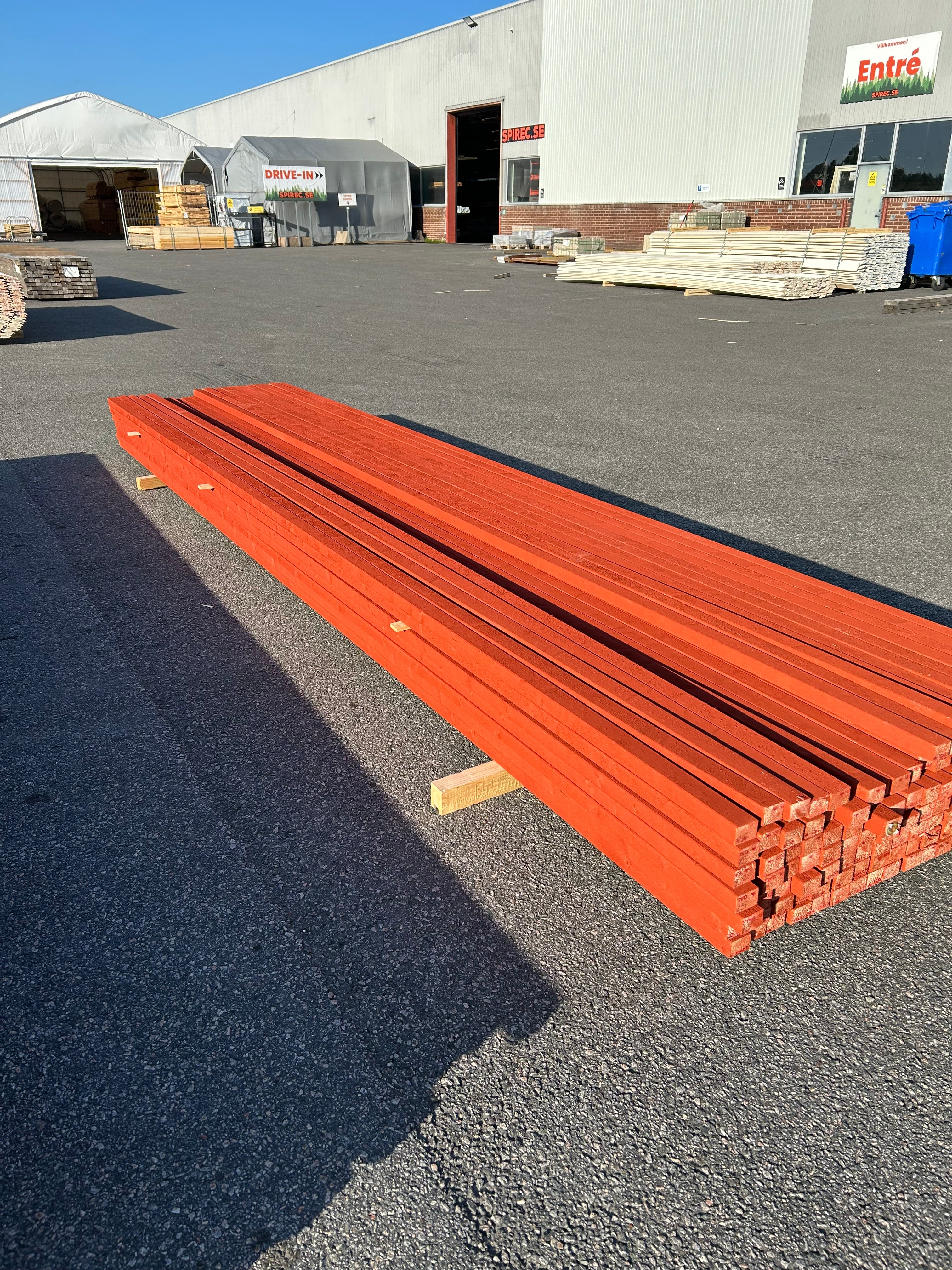 Paket Läkt 34x45 – 142st (4.50 m) – Grundmålad Ljusröd Slam
