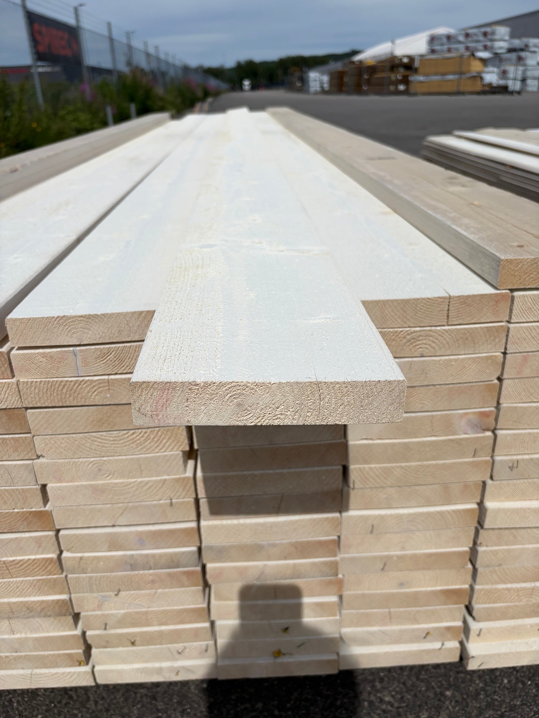Paket Finsågade Brädor 28x145mm, 114st- 4.20m Grundmålad