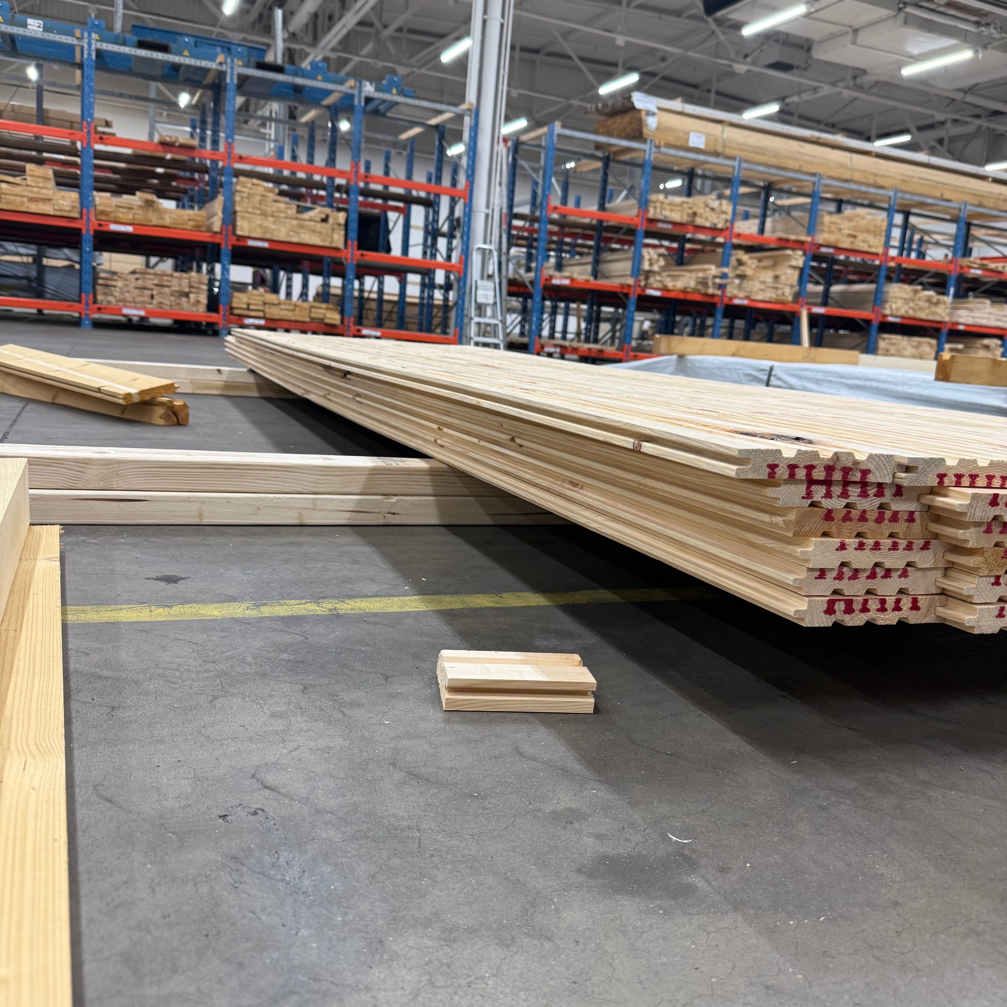 Paket Golvträ 22x148mm Furu med fas – 42 st (3,3–3,9 m, utskott)