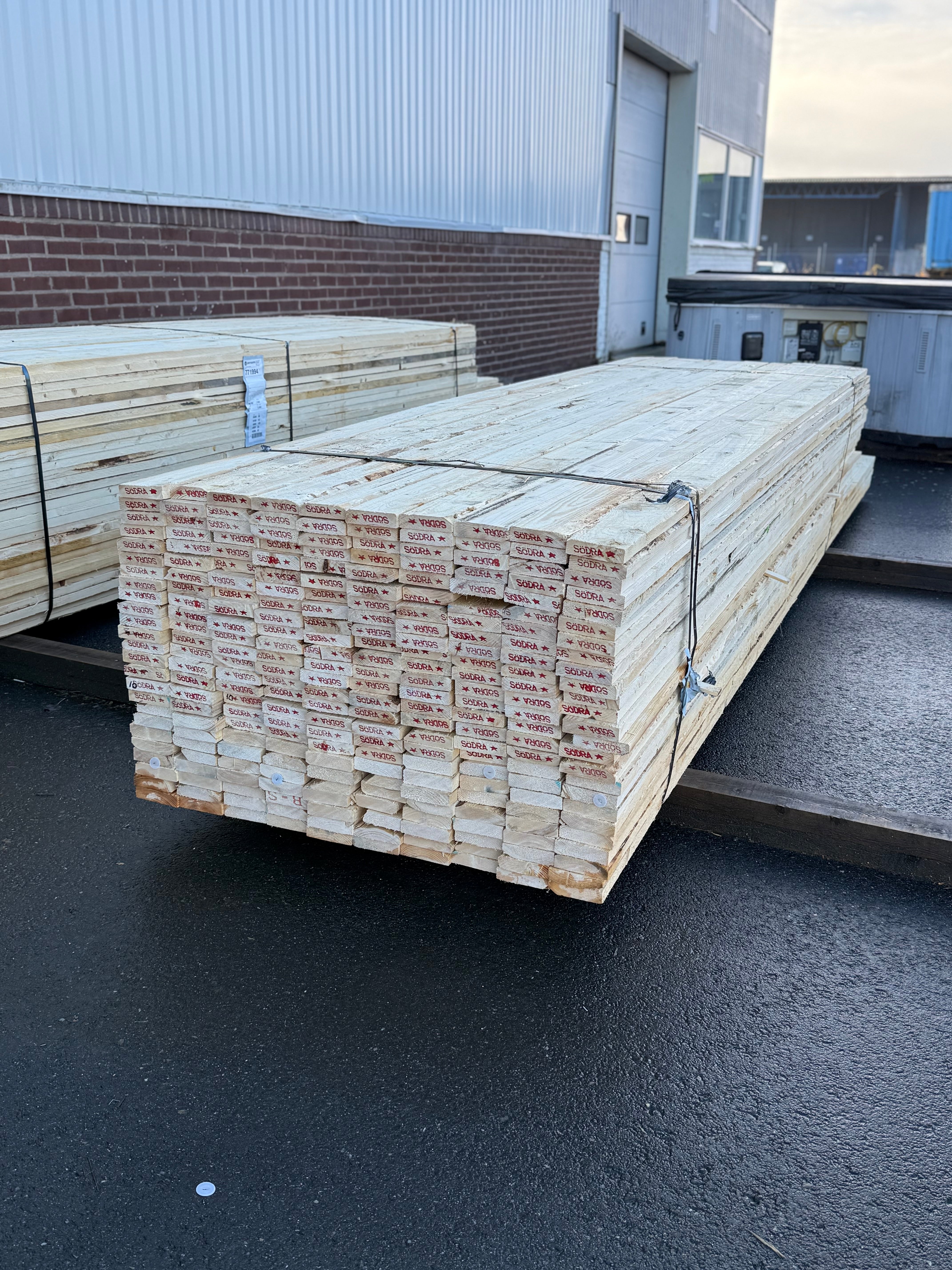 Paket Brädor 25x100mm Råsågade – 249 st (3,6–4,8 m, gran, obehandlad)