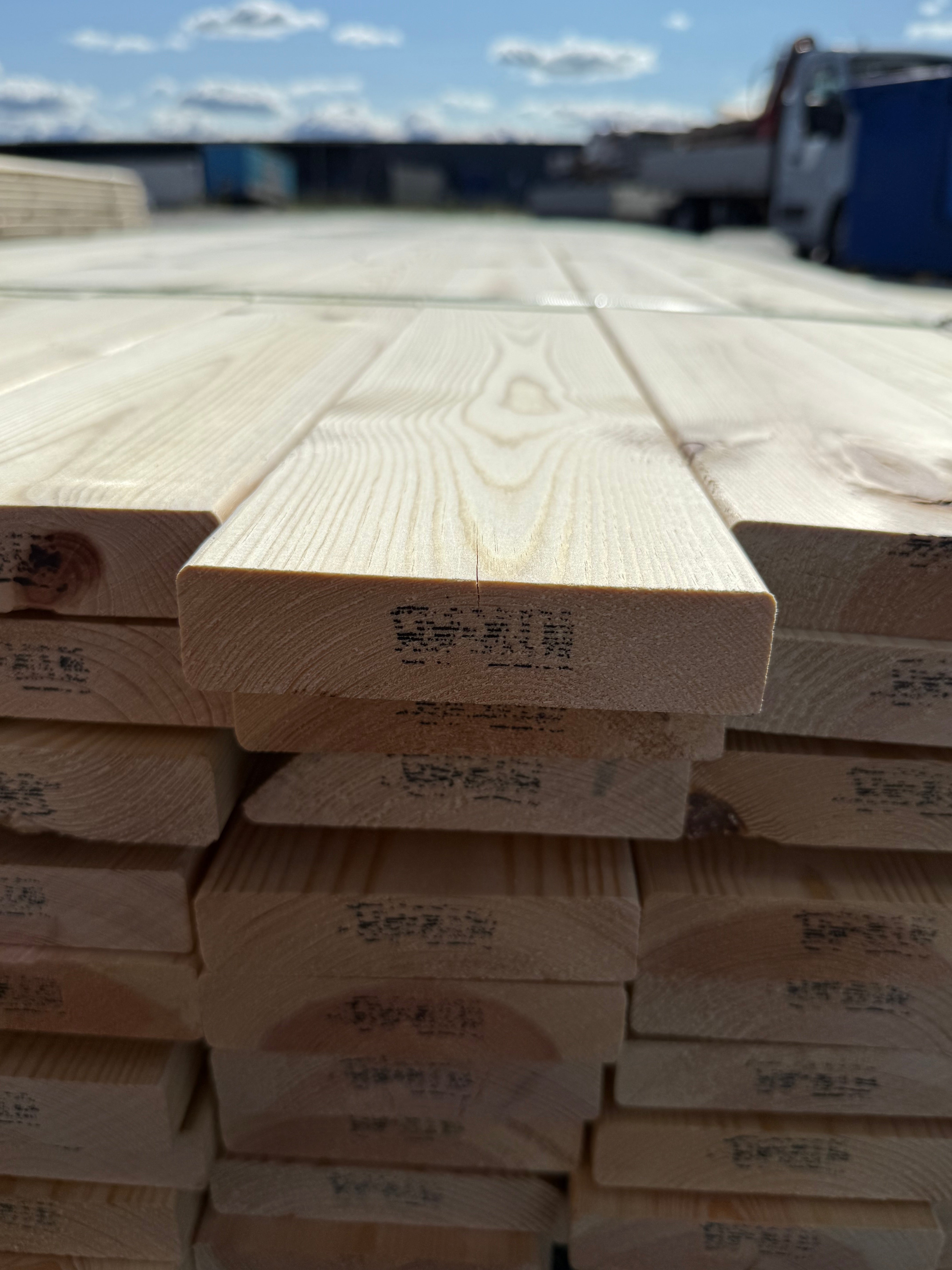 Paket Hyvlad 28x120mm 90st 5.40m – Andra sortering