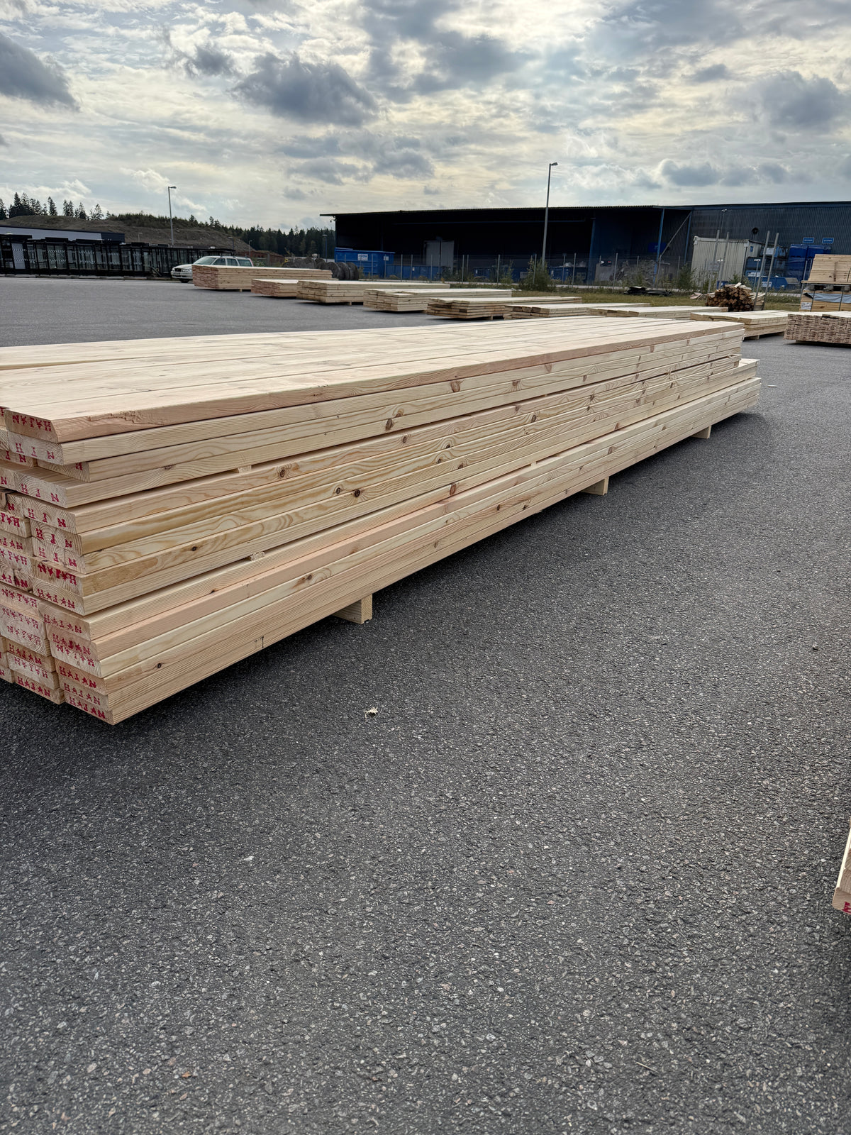 Paket Hyvlade Furu Brädor 36x148mm 4,80–5,40m – 105st (Andra sortering)