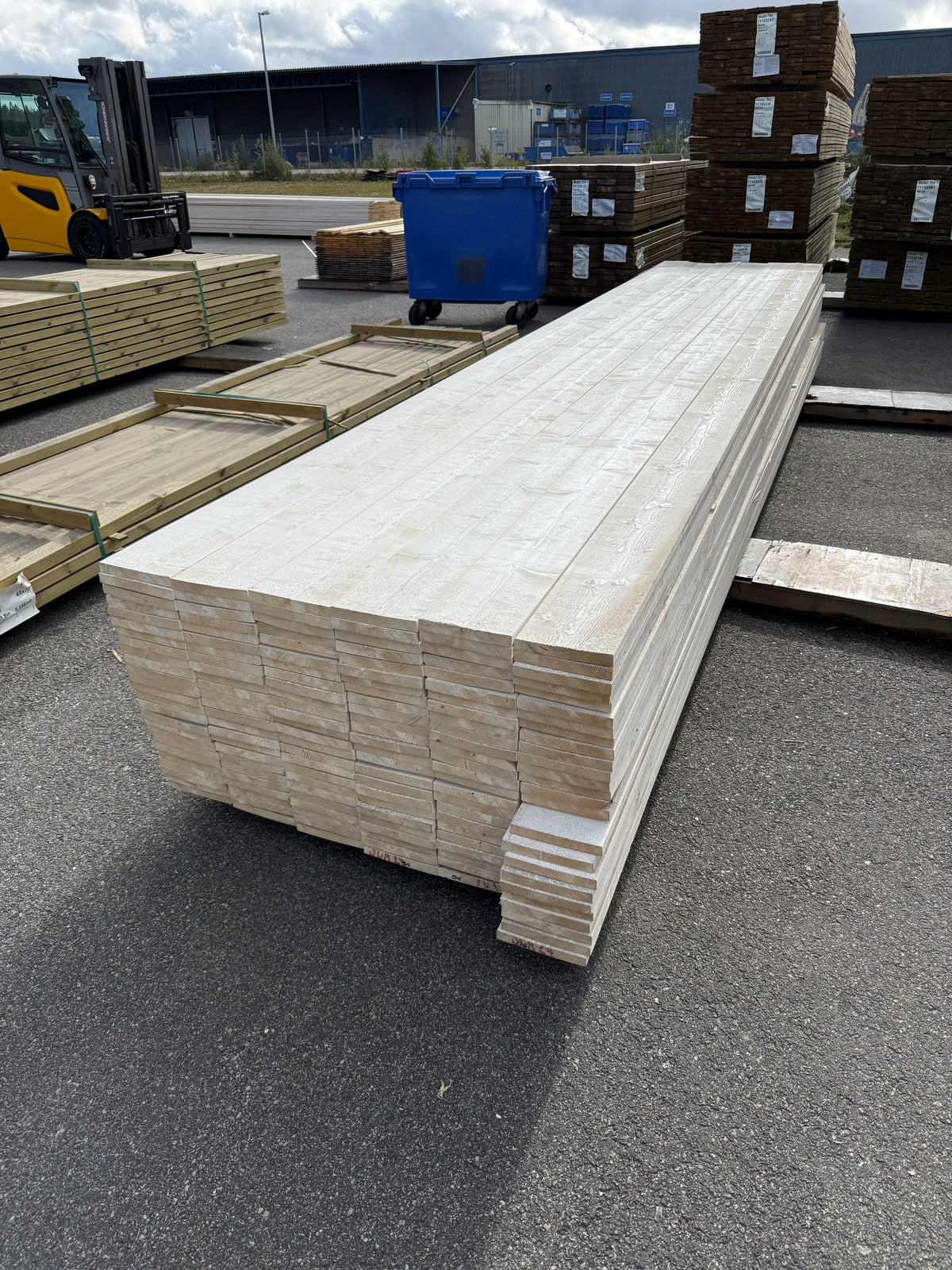 Paket Finsågade Brädor 22x170mm, 150st 5,40m Grundmålade