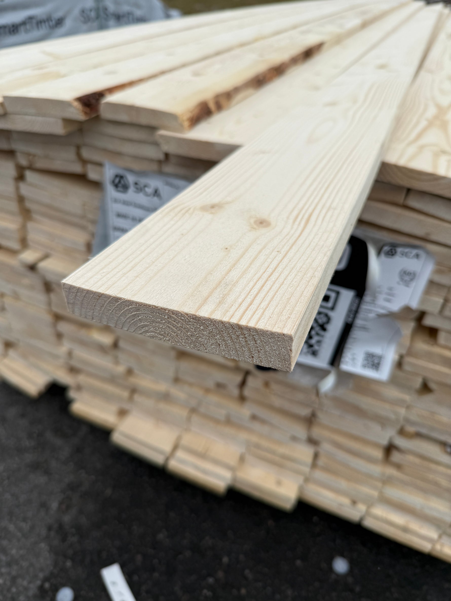 Parti Finsågade Brädor 22x120 mm – 3.60-4.80m (Andra sortering)
