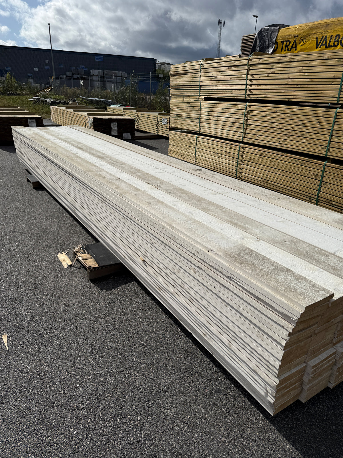 Paket Finsågade Brädor 22x170mm, 146st 5,40m Grundmålade