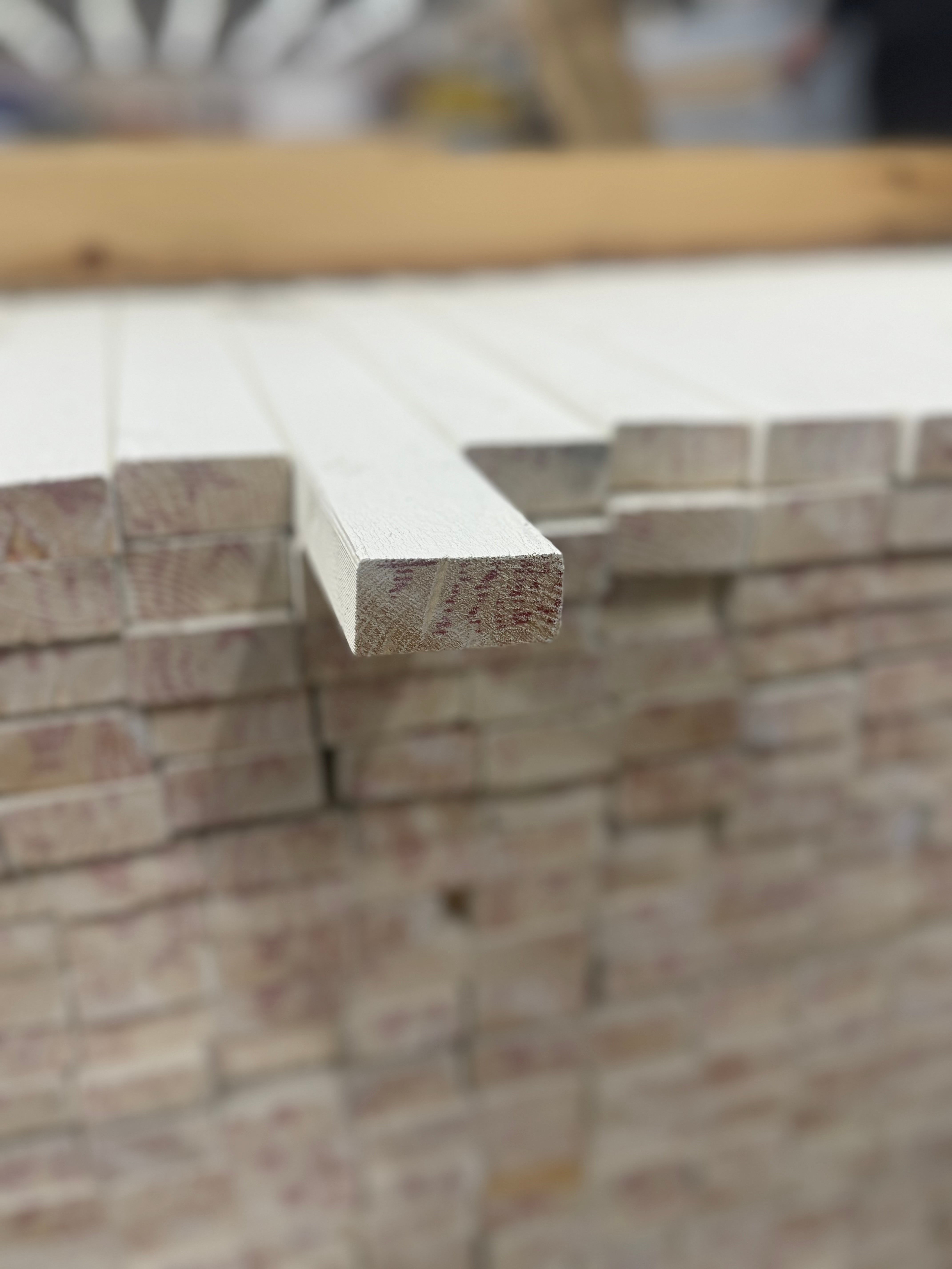 Lockläkt 22x45mm – Vitmålad