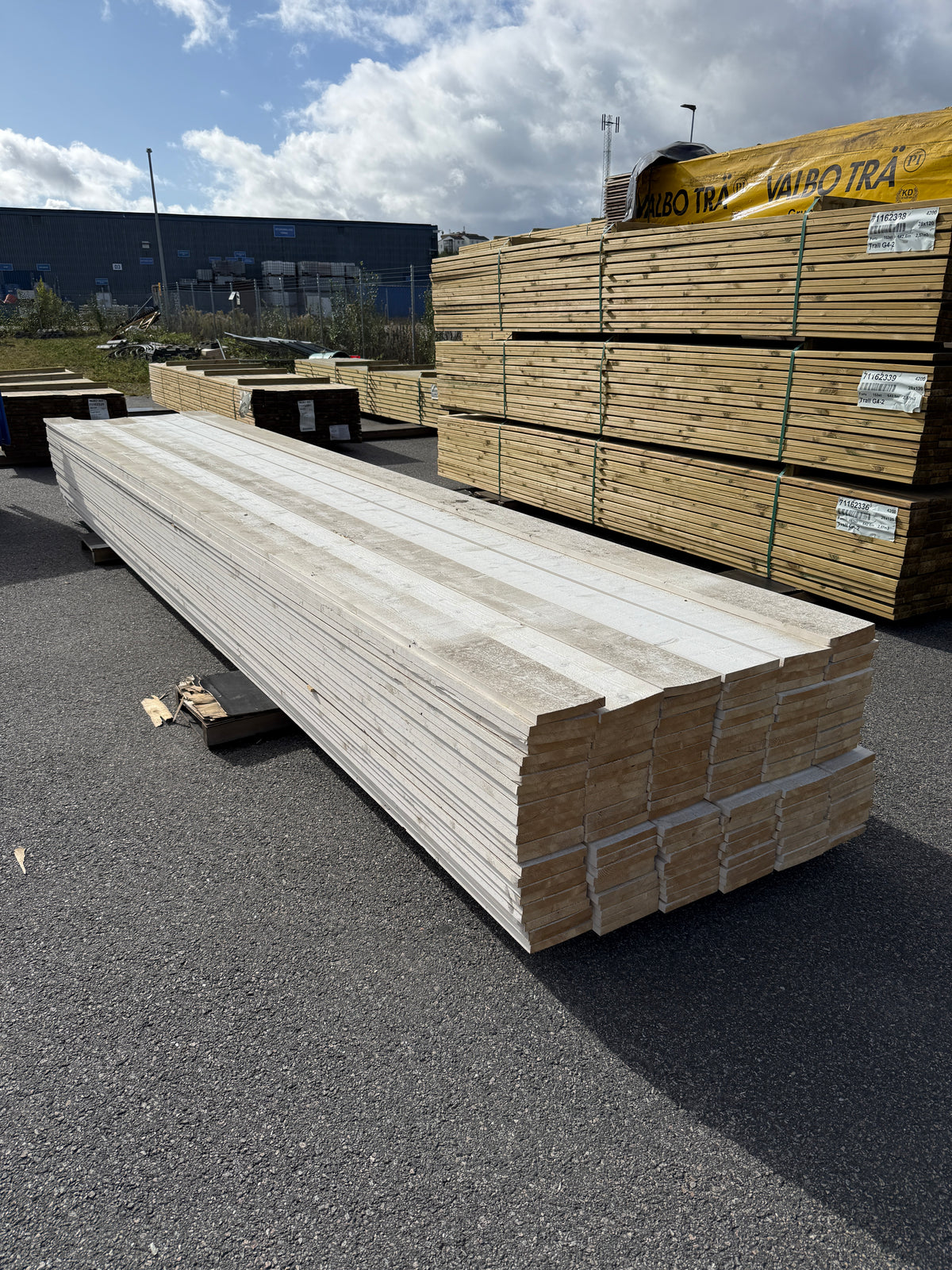 Paket Finsågade Brädor 22x170mm, 146st 5,40m Grundmålade