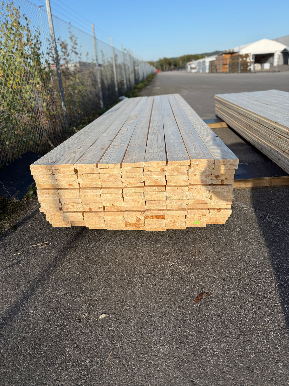 Paket Obehandlad Rillad Furu Trall 28×120 mm (4,50–4,80 m) 135 st