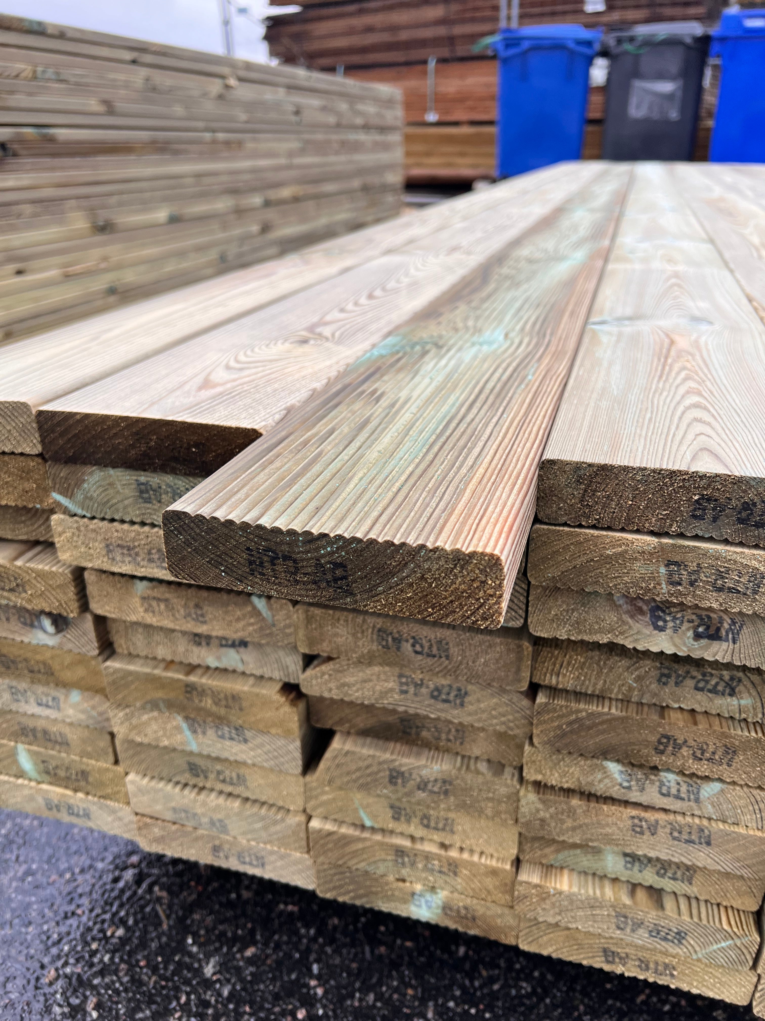 Rillad Trall Tryckimpregnerad 28x120mm – (4,20 m, Furu, B-sortering)