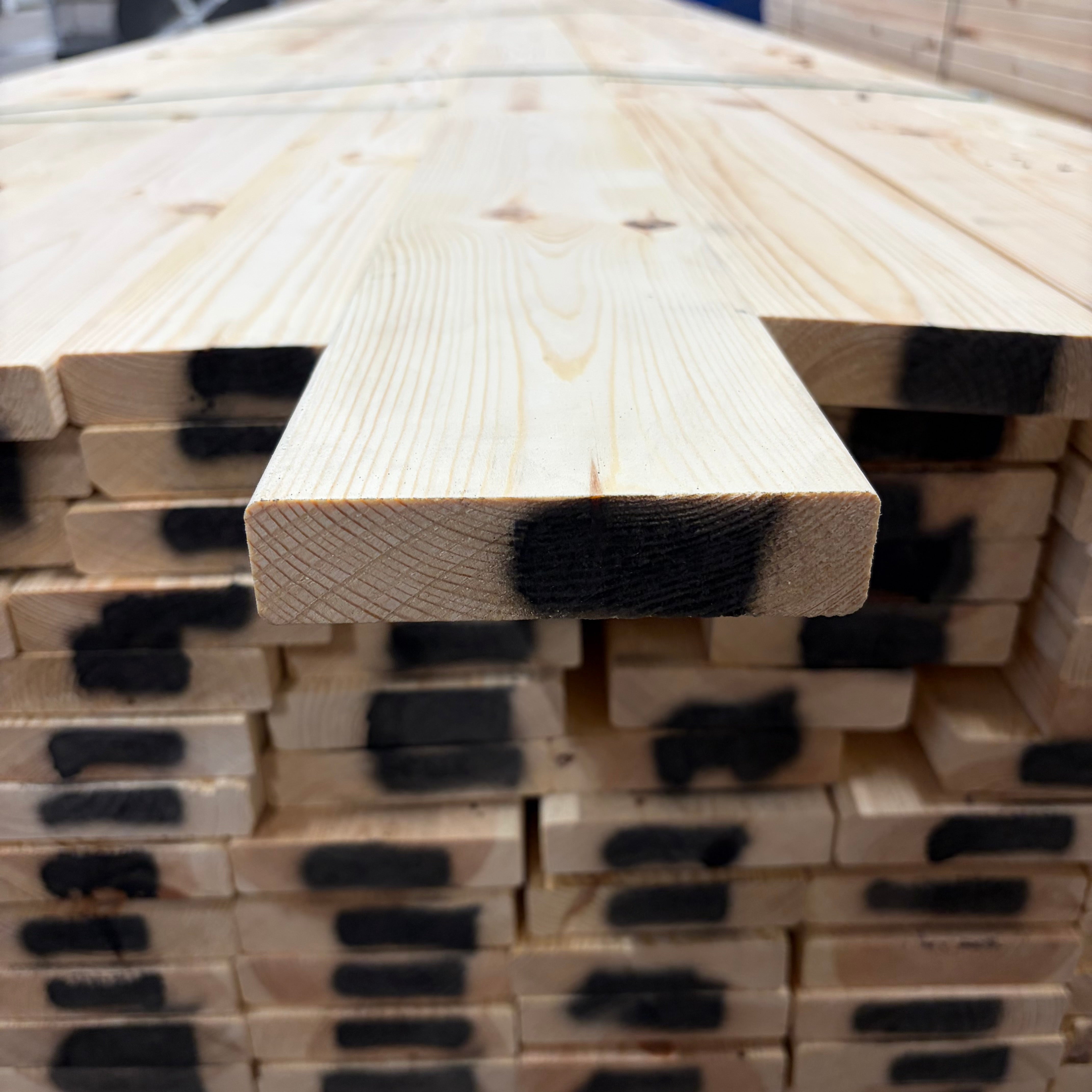 Hyvlad 28x120mm – Obehandlad Furu (Andrasortering)