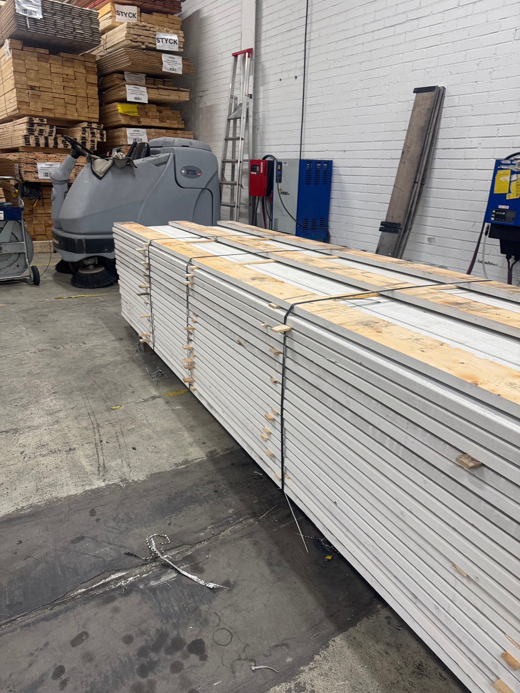 Paket Finsågad Panel 28x145mm- 4.20m, 129st vit/ljusgrå - Spirec