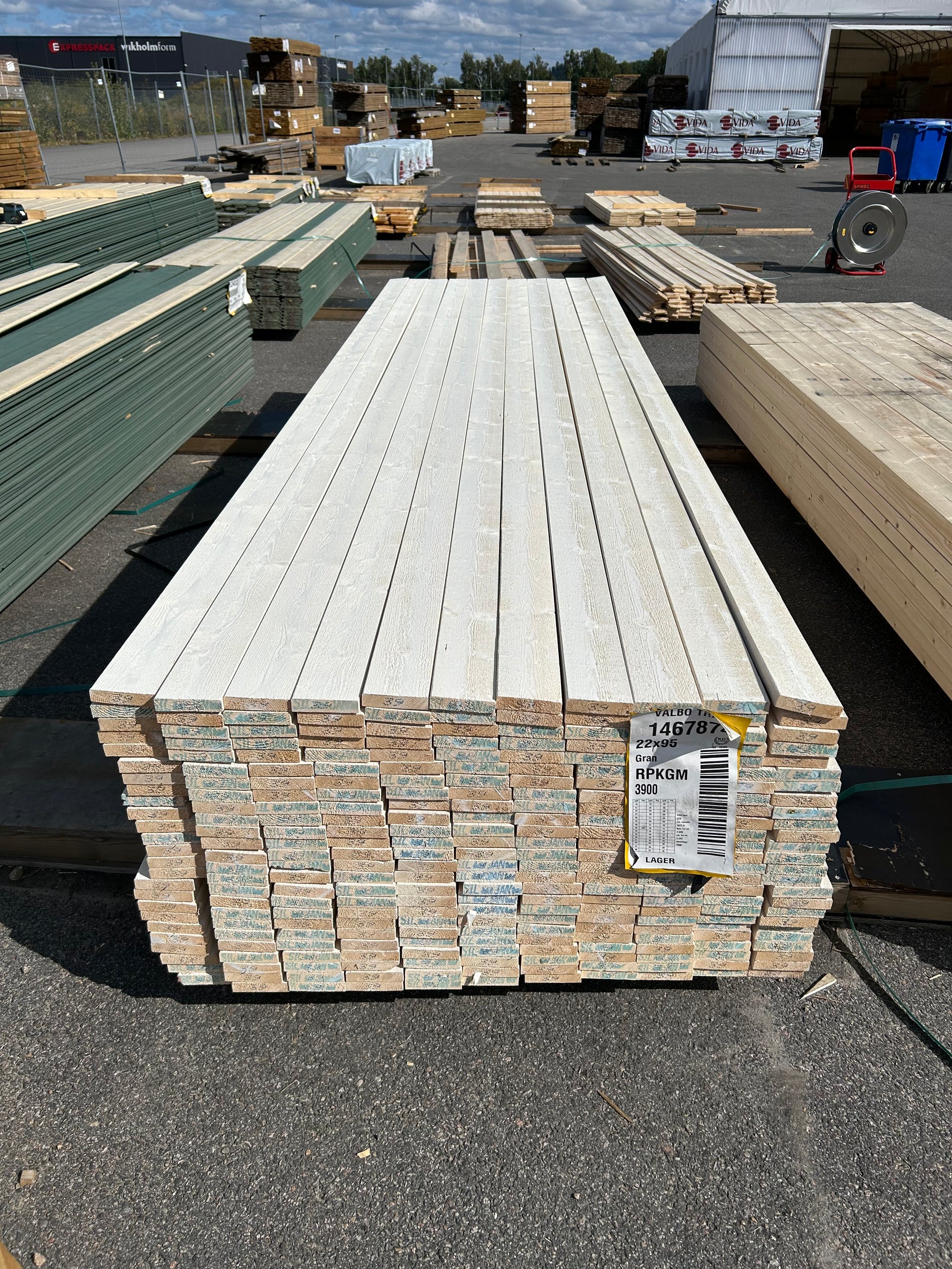Paket Finsågade Brädor 22×95 mm 3,90 m 275 st Grundmålade