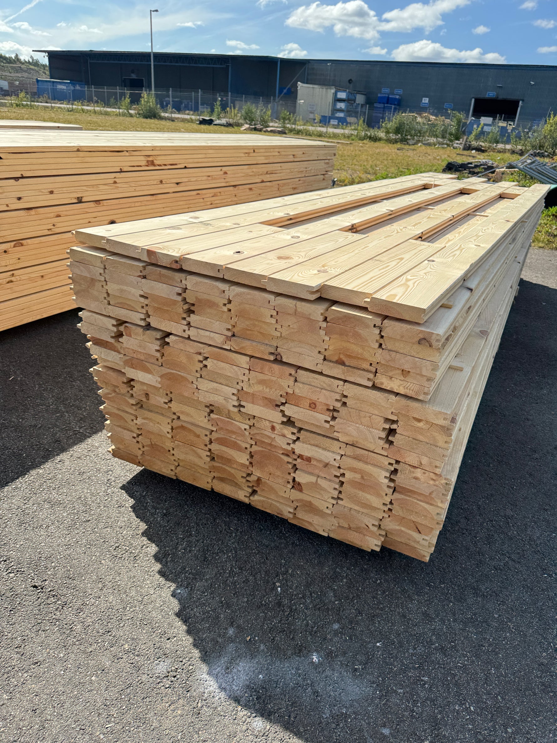 Paket Hyvlad Panel med Spont 34x145 – 165st – 4.20 m – ANDRASORTERING