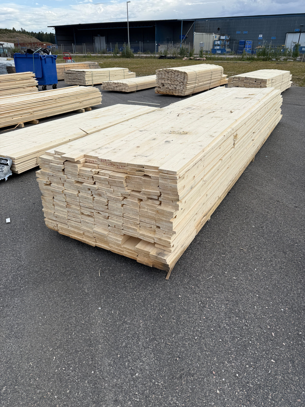 Parti Finsågade Brädor 22x120 mm – 4,20–5,40 m (Andra sortering)