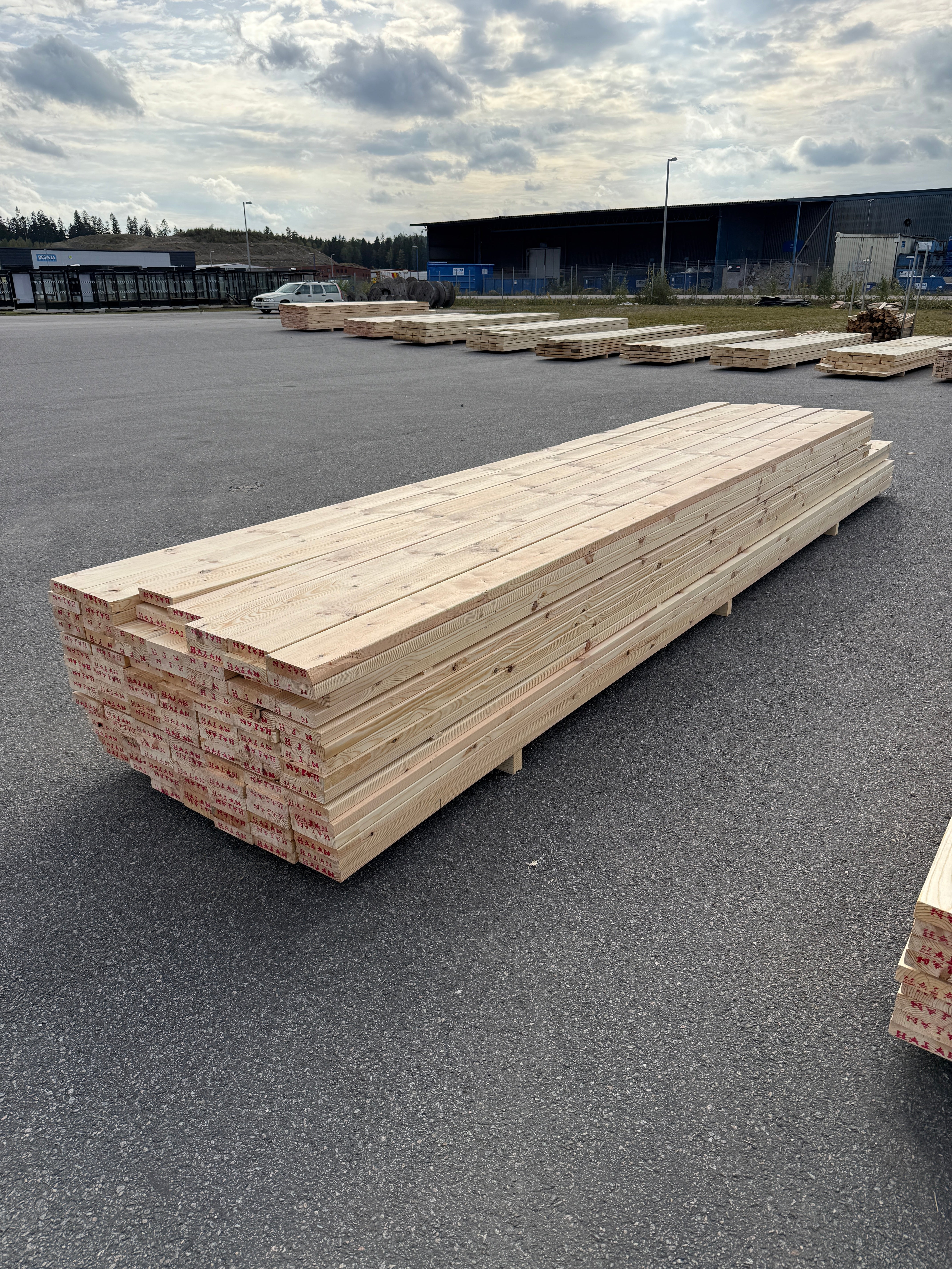 Paket Hyvlade Furu Brädor 36x148mm 4,80–5,40m – 105st (Andra sortering)