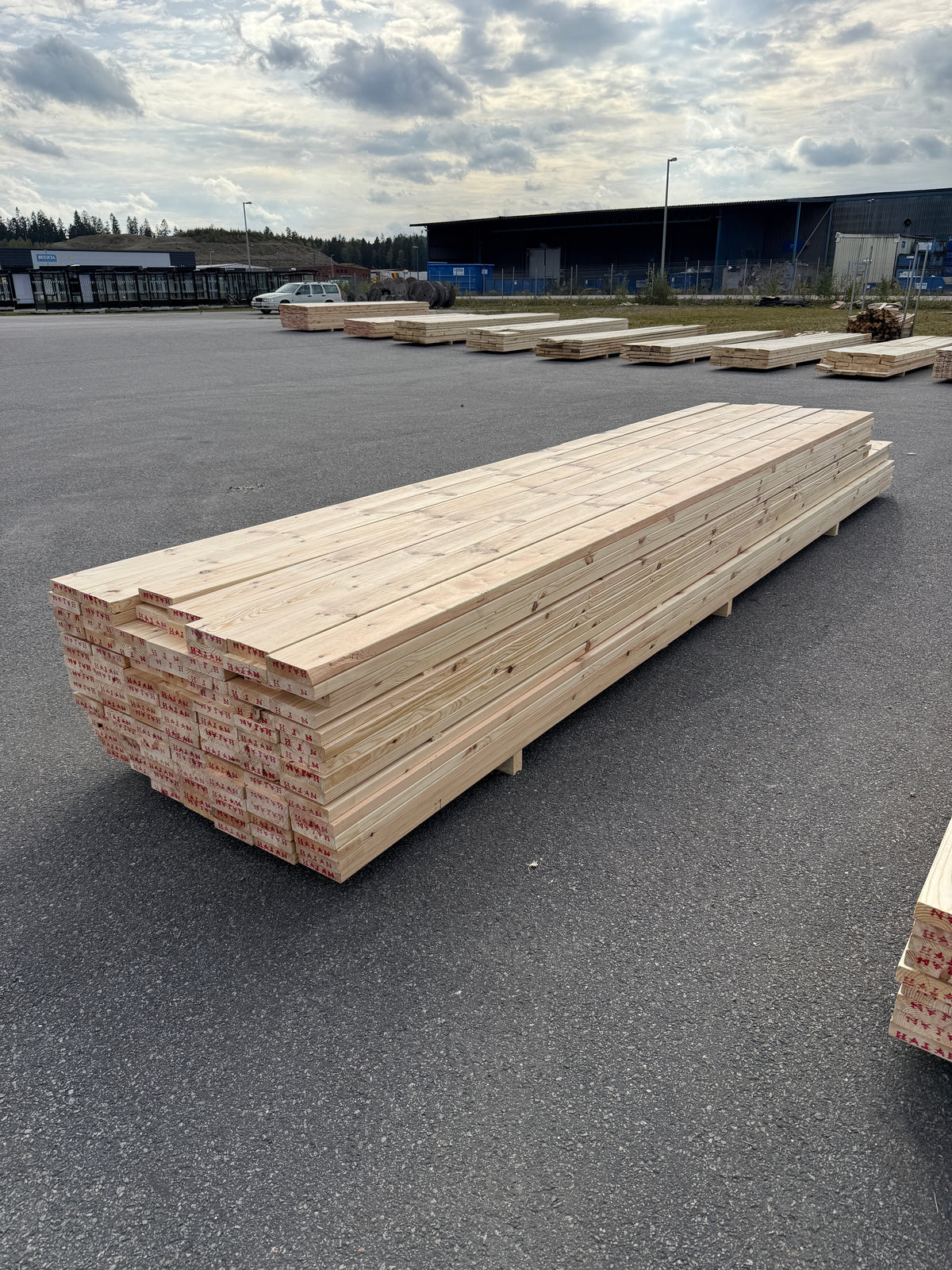 Paket Hyvlade Furu Brädor 36x148mm 4,80–5,40m – 105st (Andra sortering)