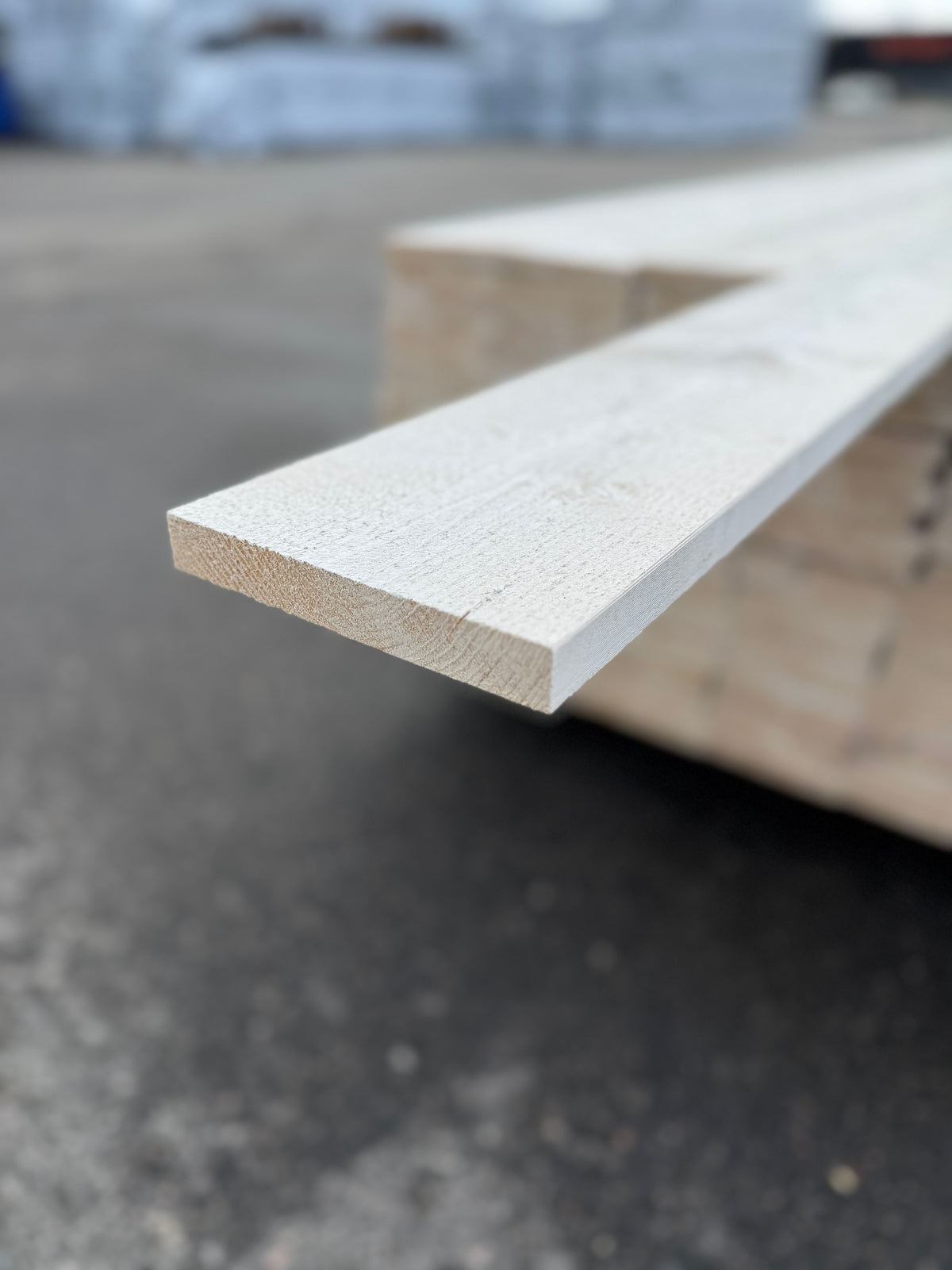 Finsågade Brädor 22x145mm 4,50m – Grundmålade (Säljs per styck)