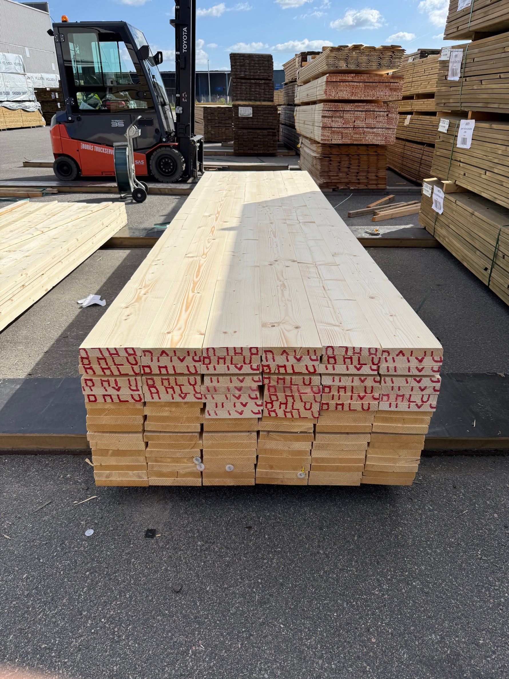 Paket Finsågade Brädor 28x170mm, 102st 3,90m