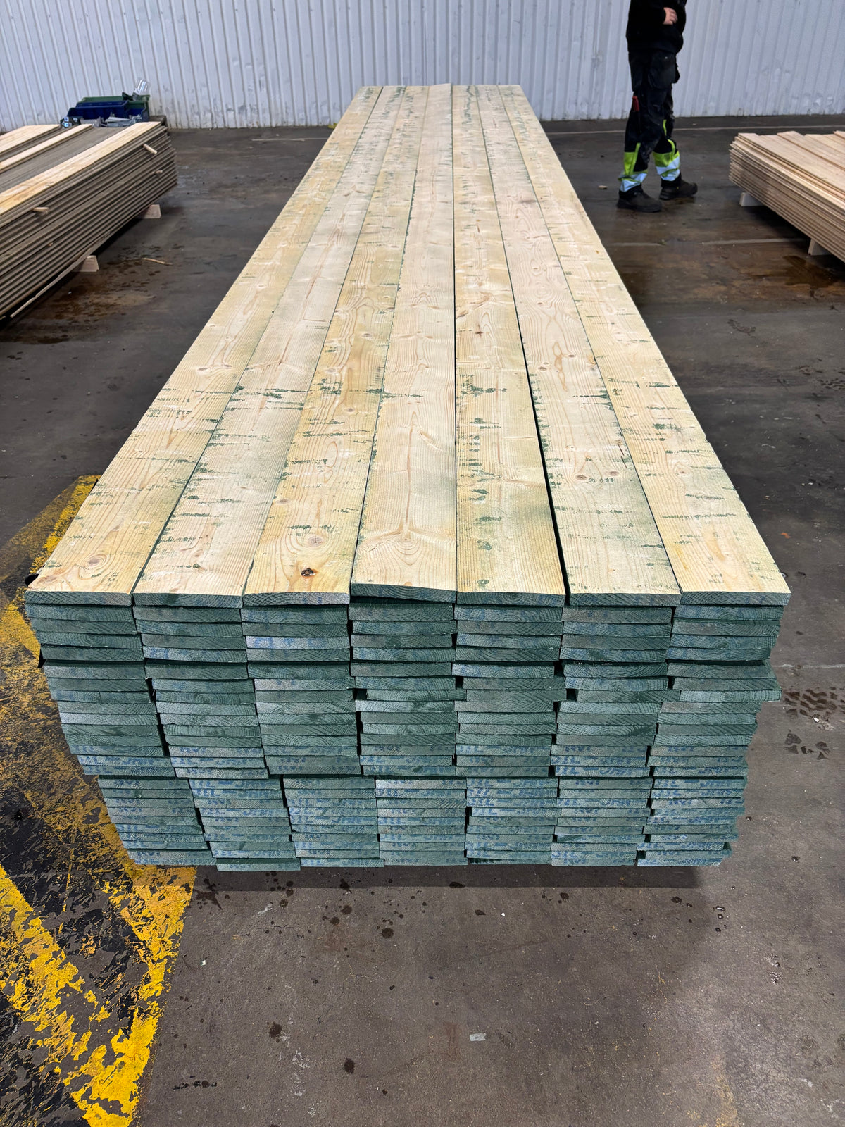 Paket Finsågade Brädor 22×145 mm Mellanstrukna 5,40 m – 175 st