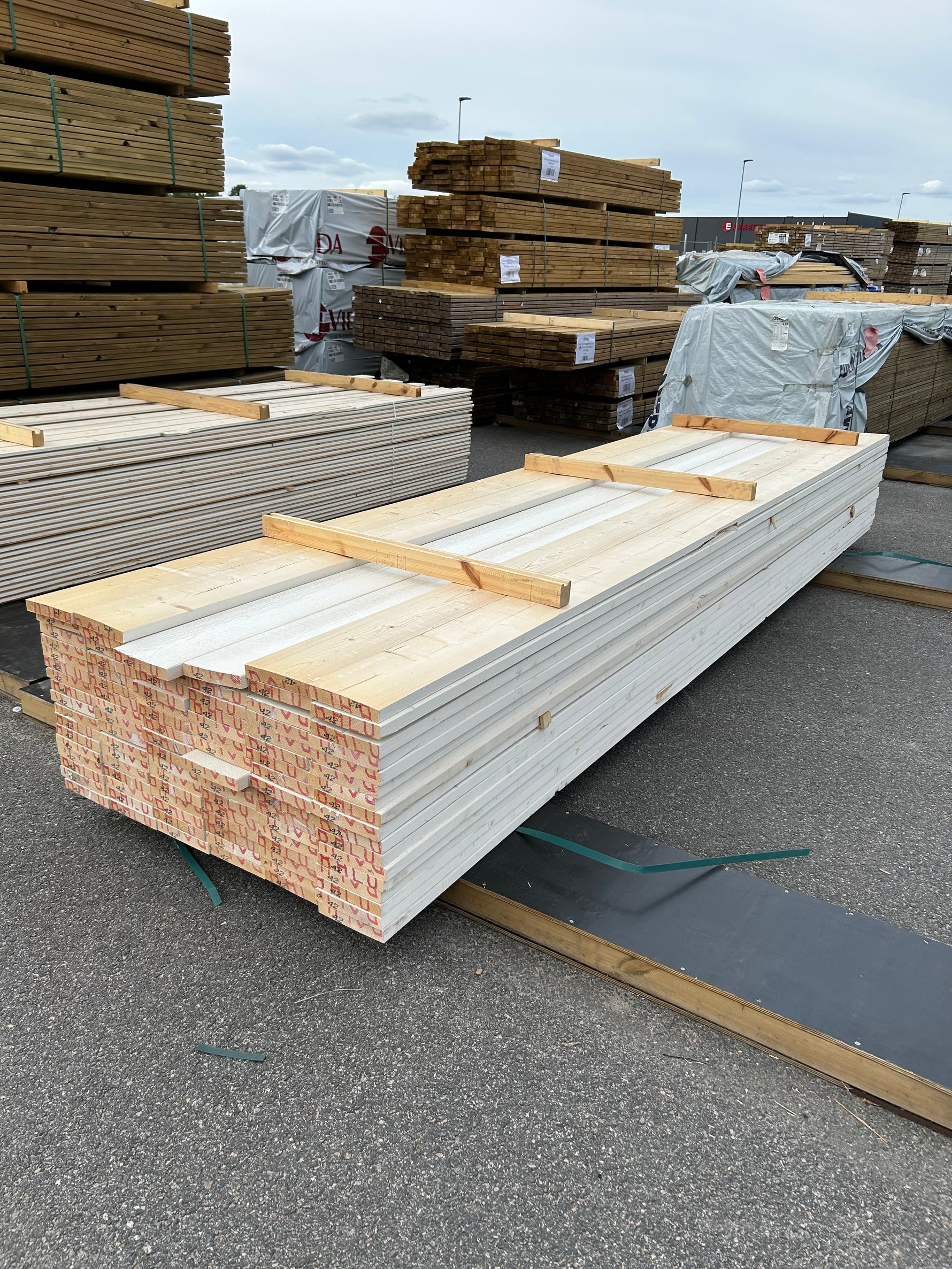 Paket Finsågade Brädor 28x170mm 4,20m 100st Grundmålade