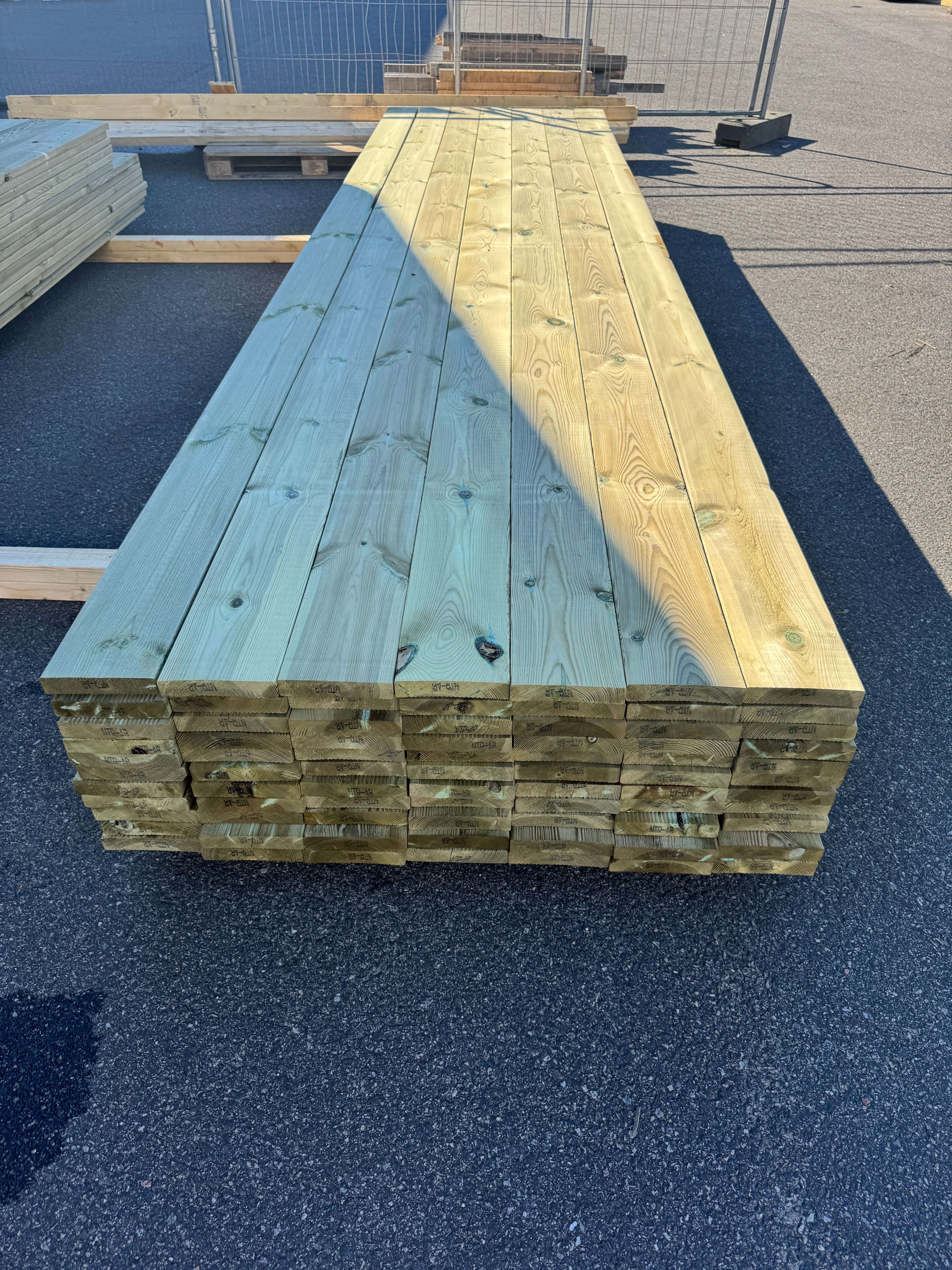 Paket Rillad Trall 28x145mm – 77 st (4,20 m, furu, NTR AB, B-sort)