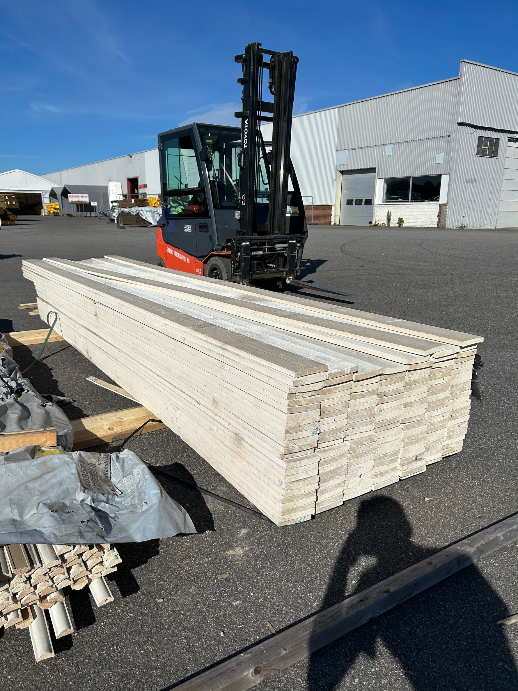 Paket Finsågade Brädor 22x145mm, 155st (4.20-4.80m) Grundmålade