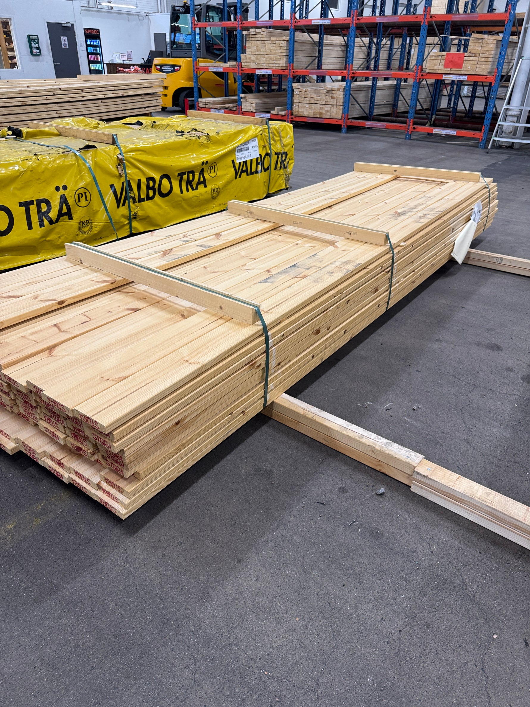Paket Hyvlade Brädor 28x120mm 3,60m – 95 st Felhyvlade
