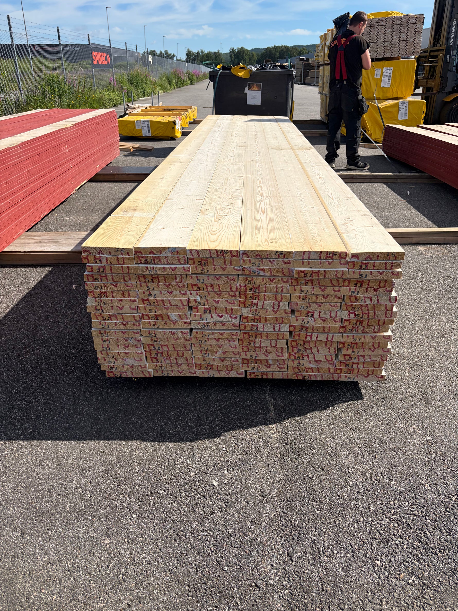 Paket Finsågade Brädor 28x170mm, 102st 5.10m Grundmålade