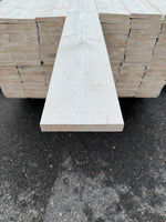 Finsågade Brädor 22x145mm 4,50m – Grundmålade (Säljs per styck)