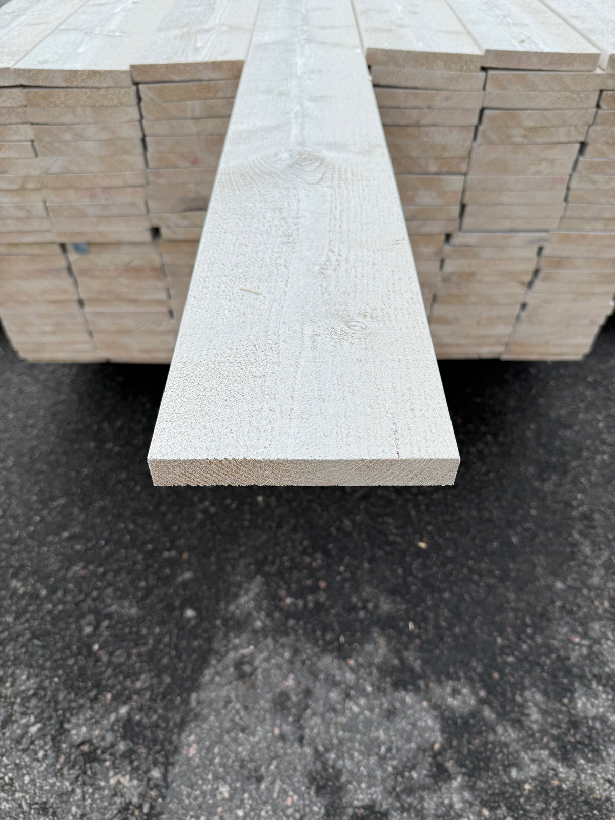 Finsågade Brädor 22x145mm 4,50m – Grundmålade (Säljs per styck)