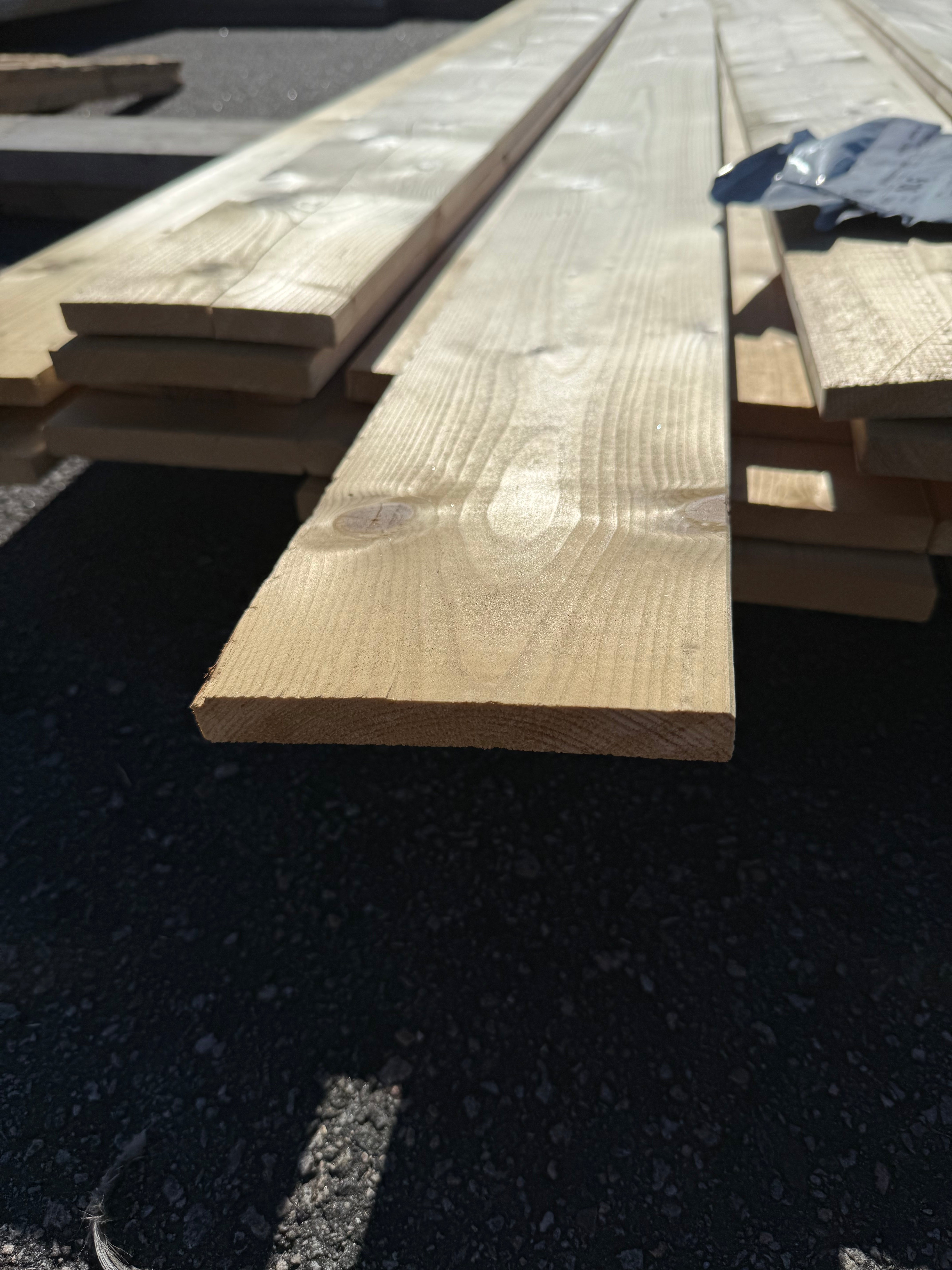 Paket Brädor 17,3x144mm – 26 st (3,30–5,10 m, gran, runtomhyvlat)