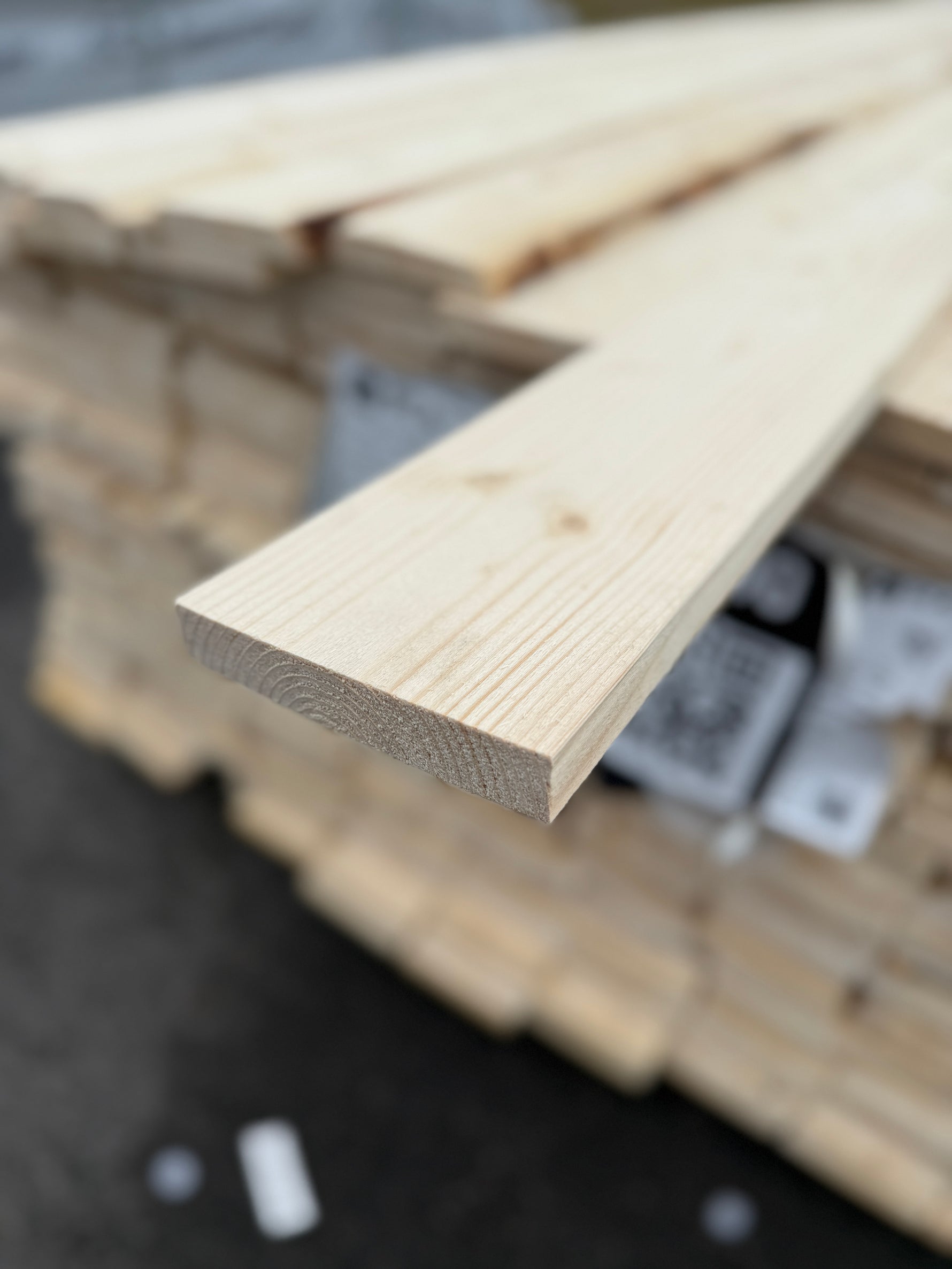 Parti Finsågade Brädor 22x120 mm – 3.60-4.80m (Andra sortering)